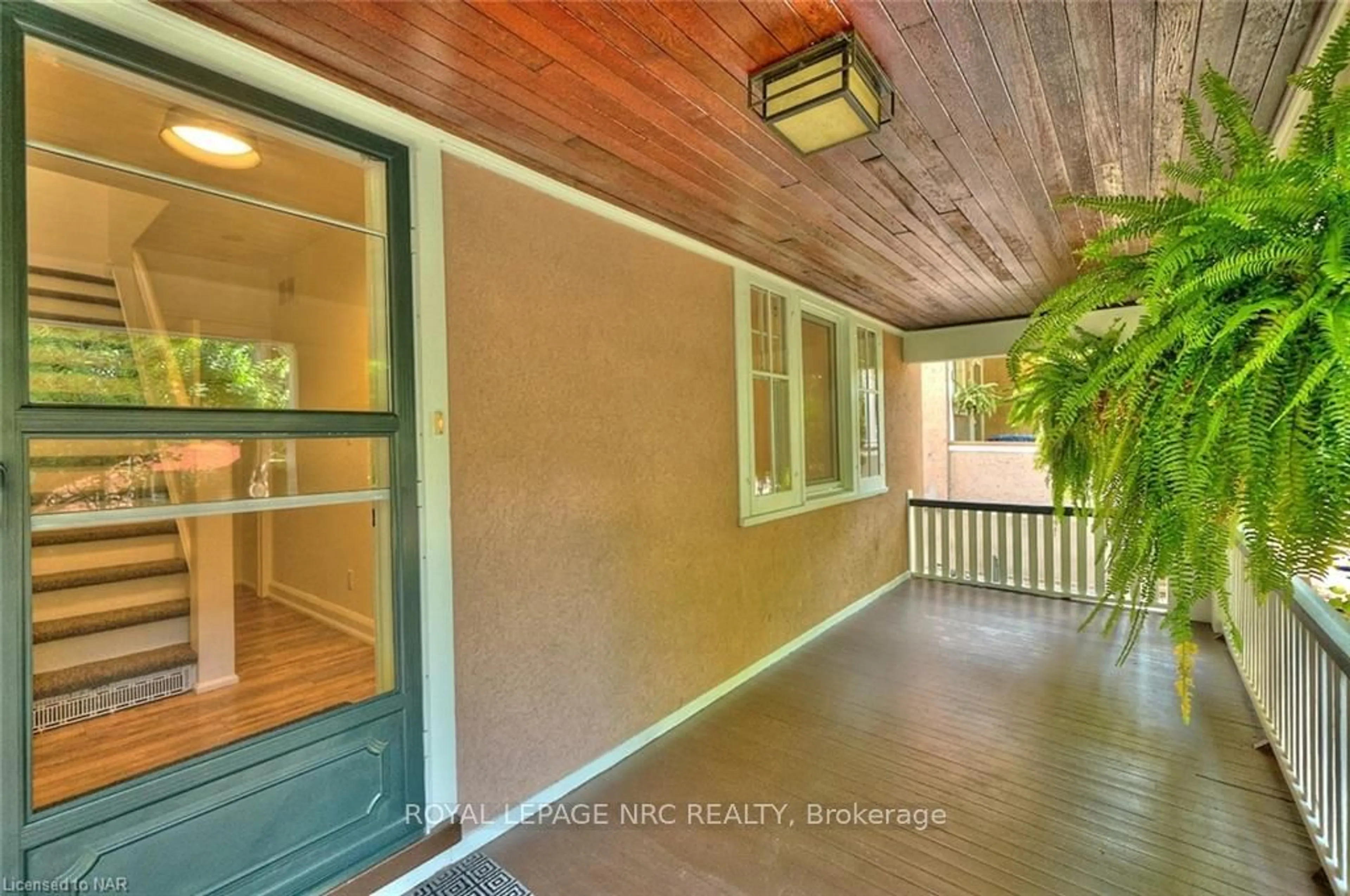 Indoor entryway, wood floors for 86 QUEEN ST St, St. Catharines Ontario L2R 5H3