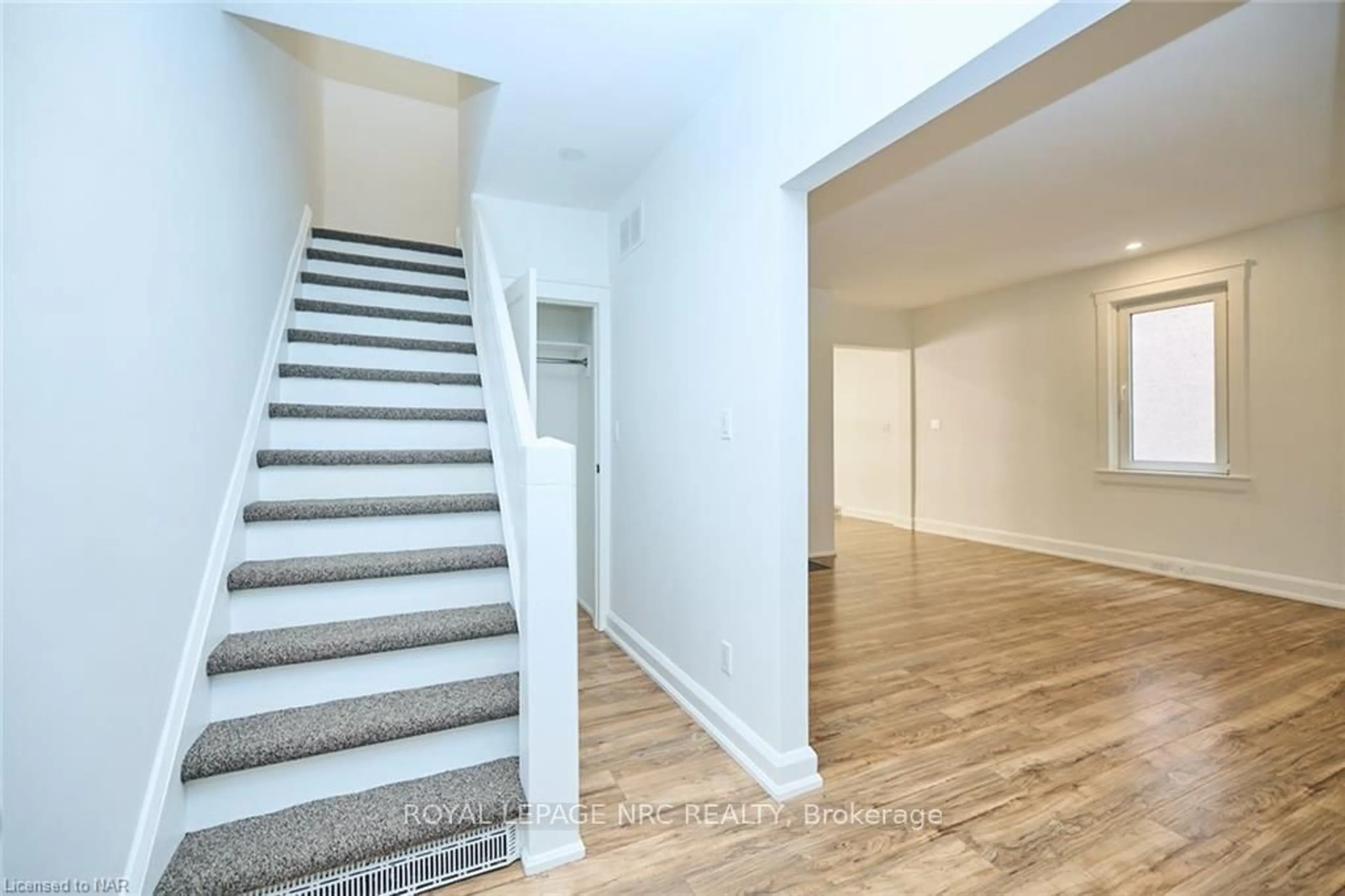 Stairs for 86 QUEEN ST St, St. Catharines Ontario L2R 5H3