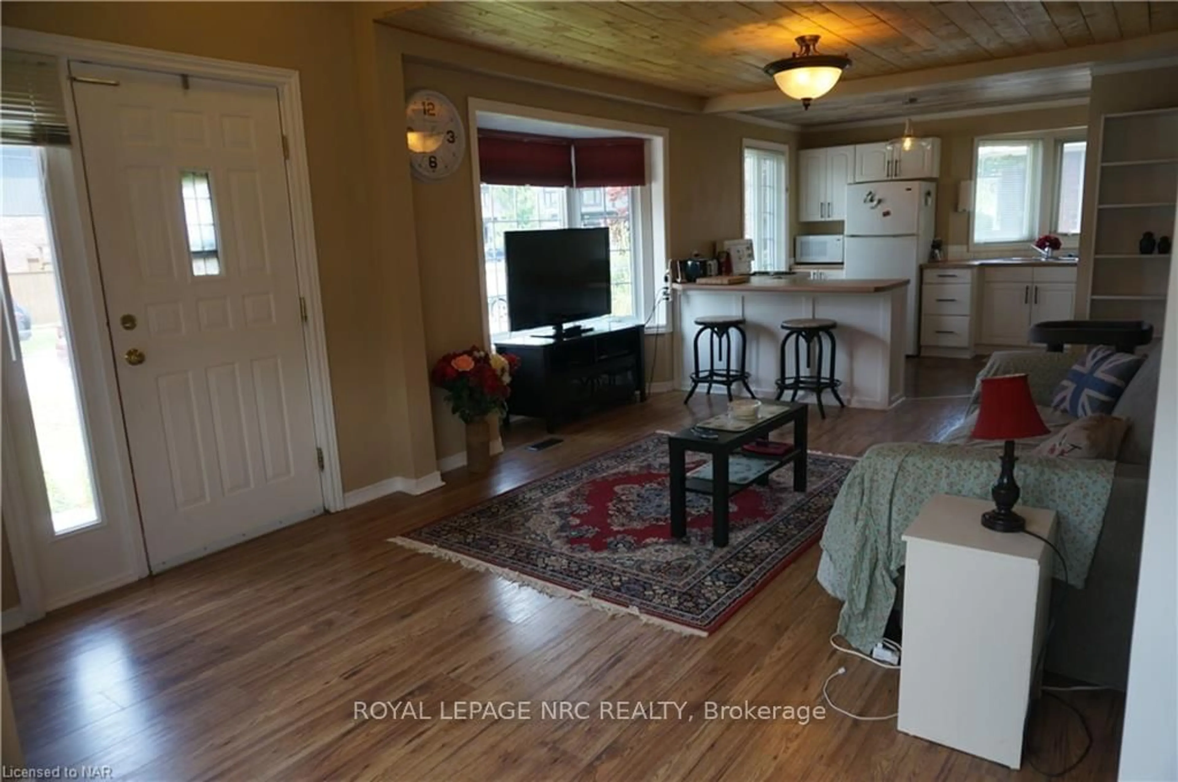 Living room, wood floors for 62 CECIL St, St. Catharines Ontario L2N 4B2