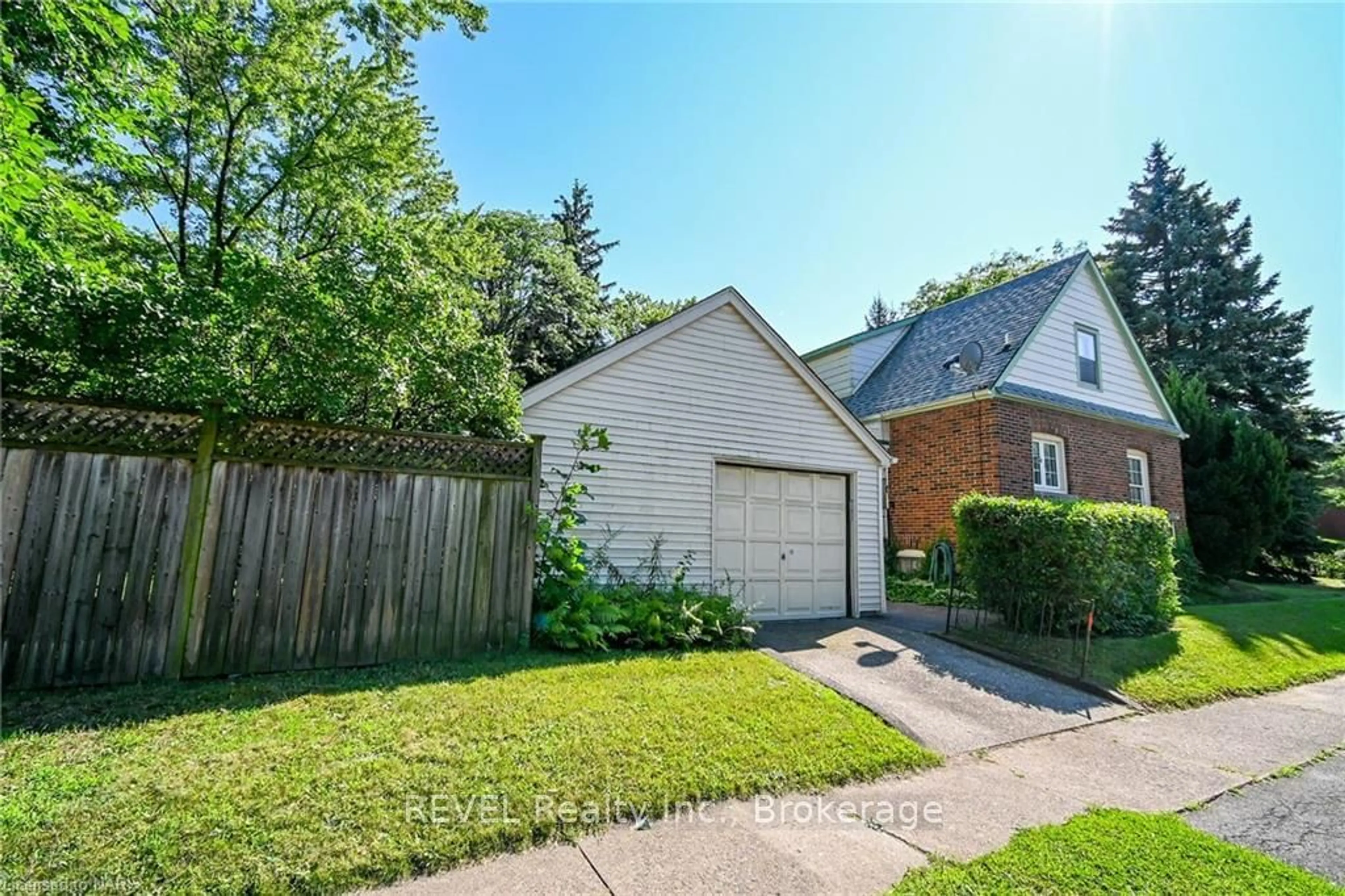 Frontside or backside of a home, the fenced backyard for 5740 DRUMMOND Rd, Niagara Falls Ontario L2G 4L5