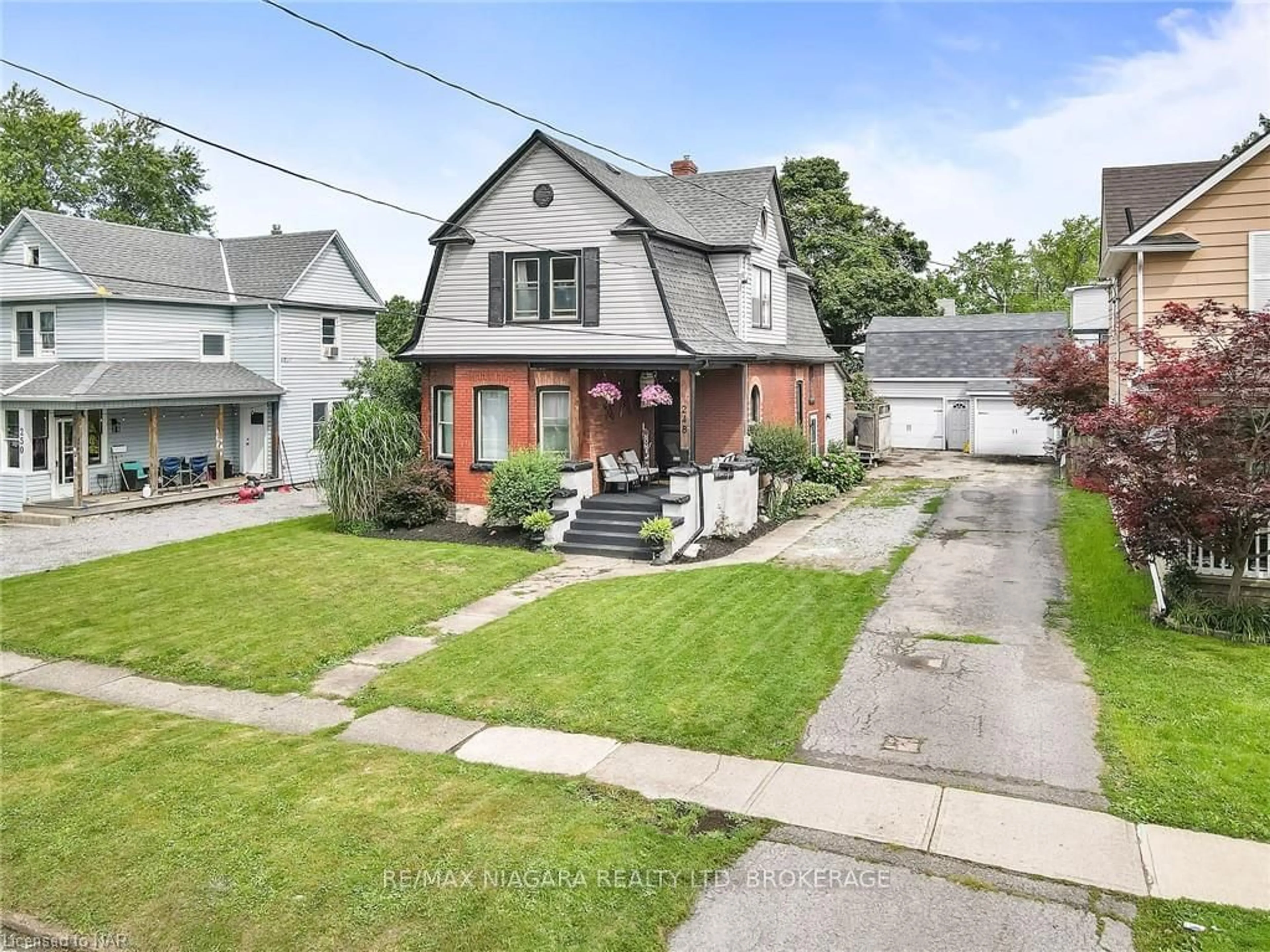 Frontside or backside of a home, the street view for 248 DUFFERIN St, Fort Erie Ontario L2A 2T6