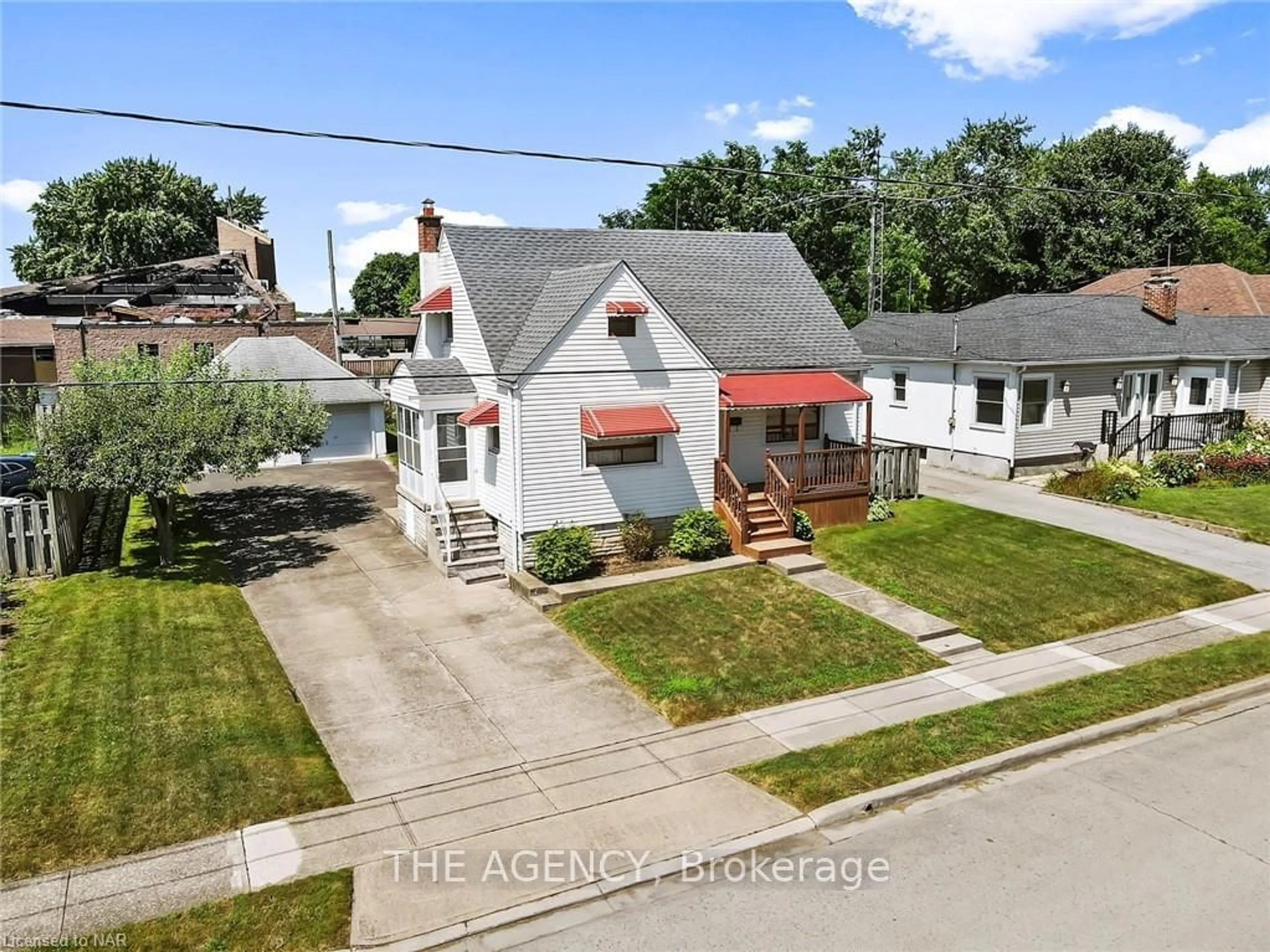 Frontside or backside of a home, the street view for 58 ELMWOOD Ave, Welland Ontario L3C 2E1