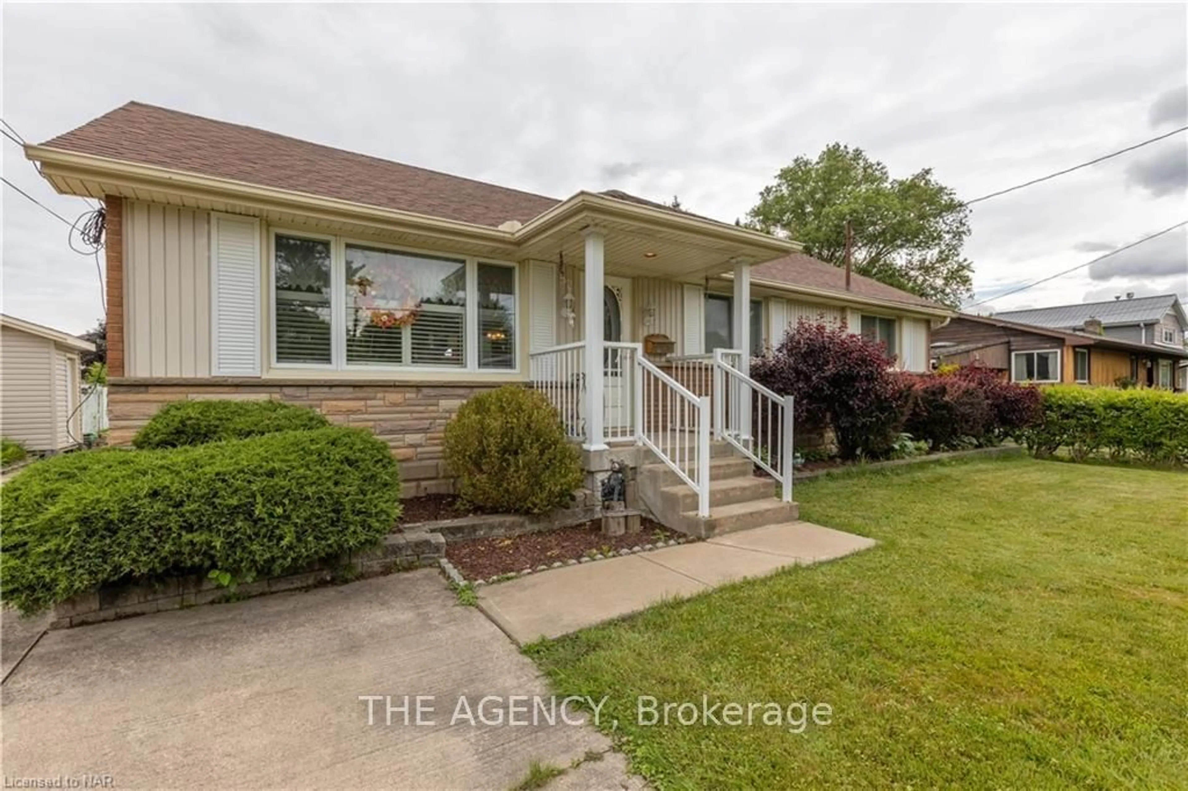 A pic from exterior of the house or condo, the street view for 52 CHANTLER Rd, Welland Ontario L3C 4M5