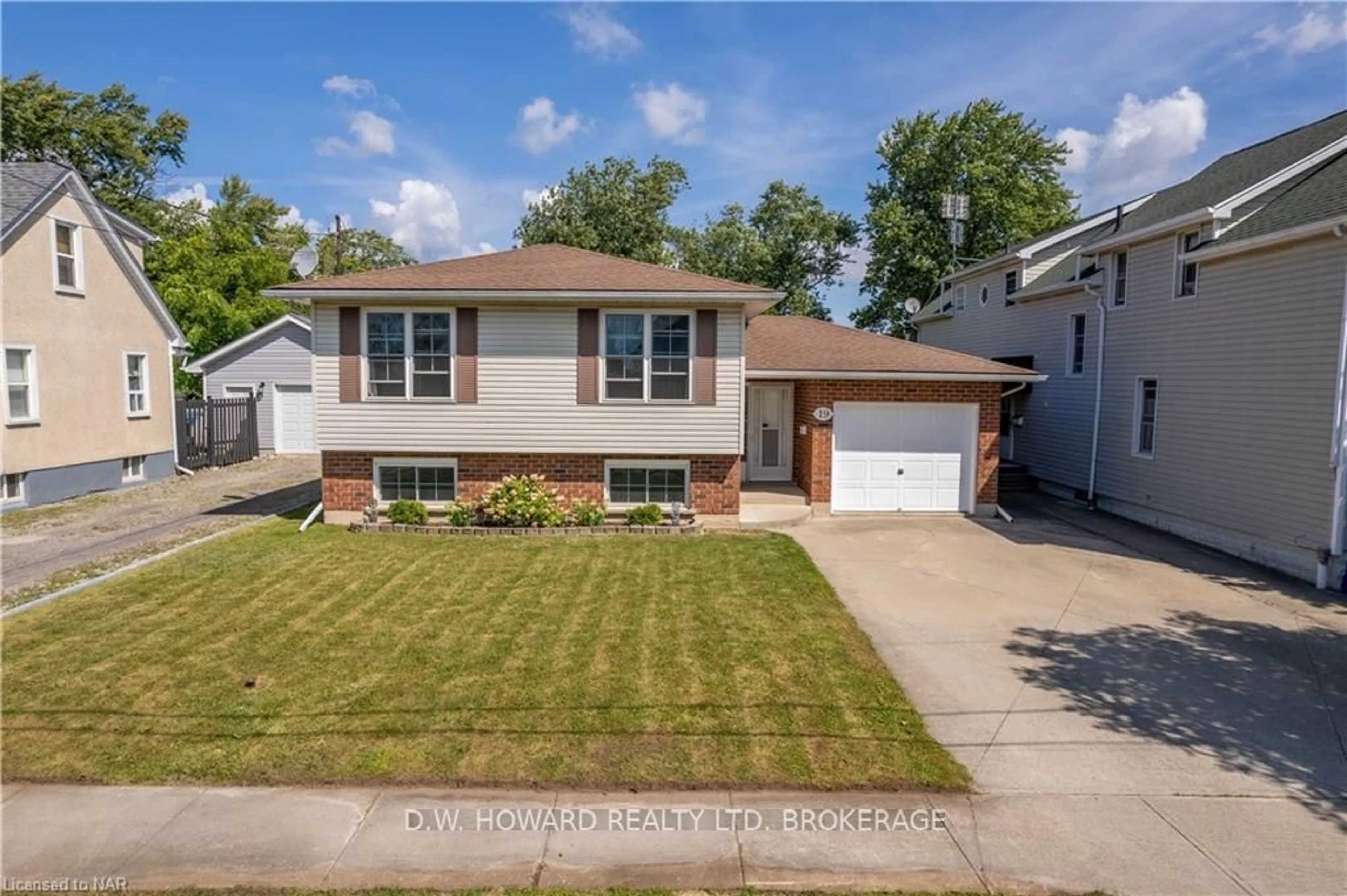 Frontside or backside of a home, the street view for 19 WALLACE Ave, Port Colborne Ontario L3K 3X3