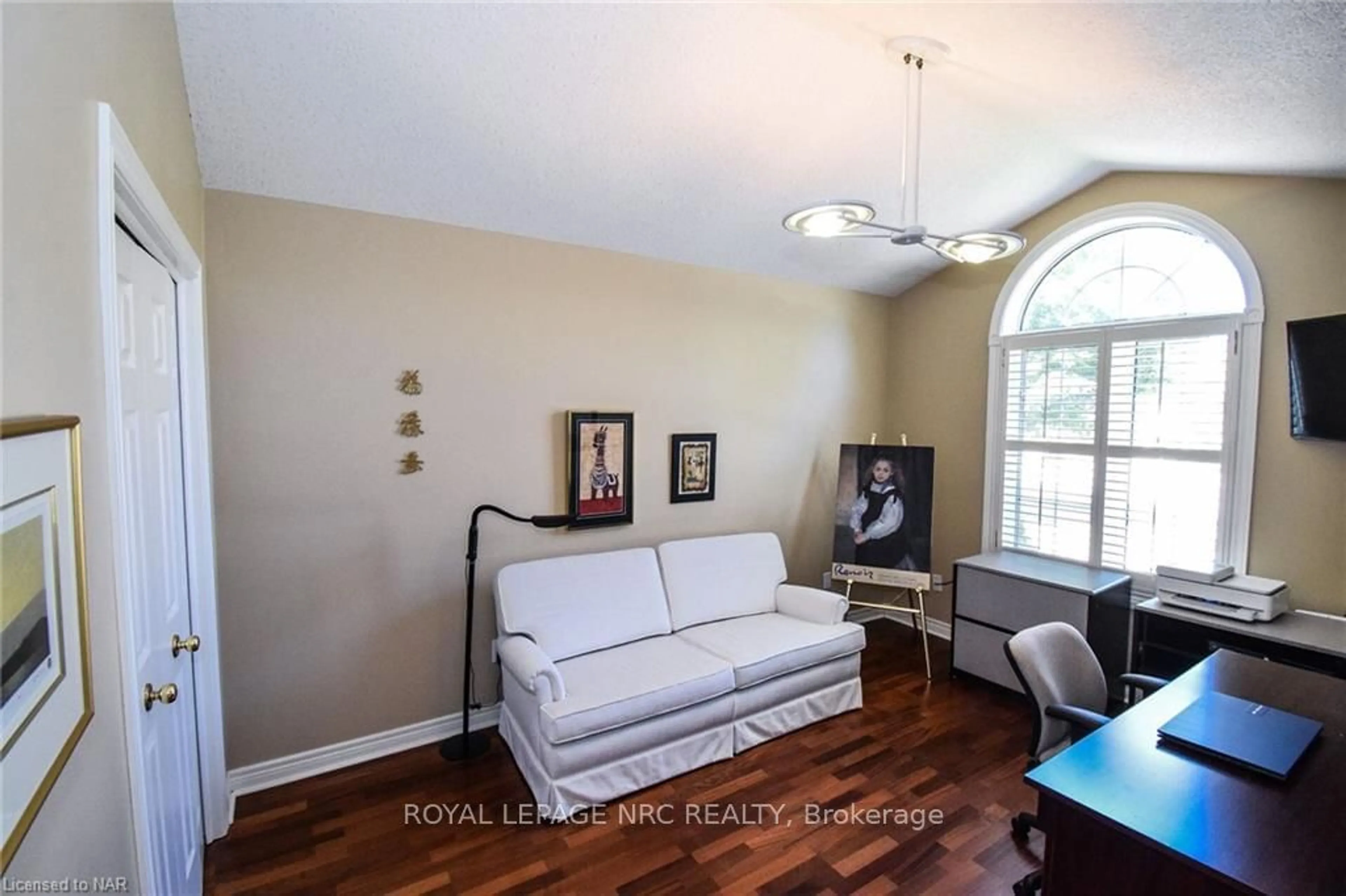 Living room, wood floors for 32 STONEGATE Pl, Pelham Ontario L0S 1E3