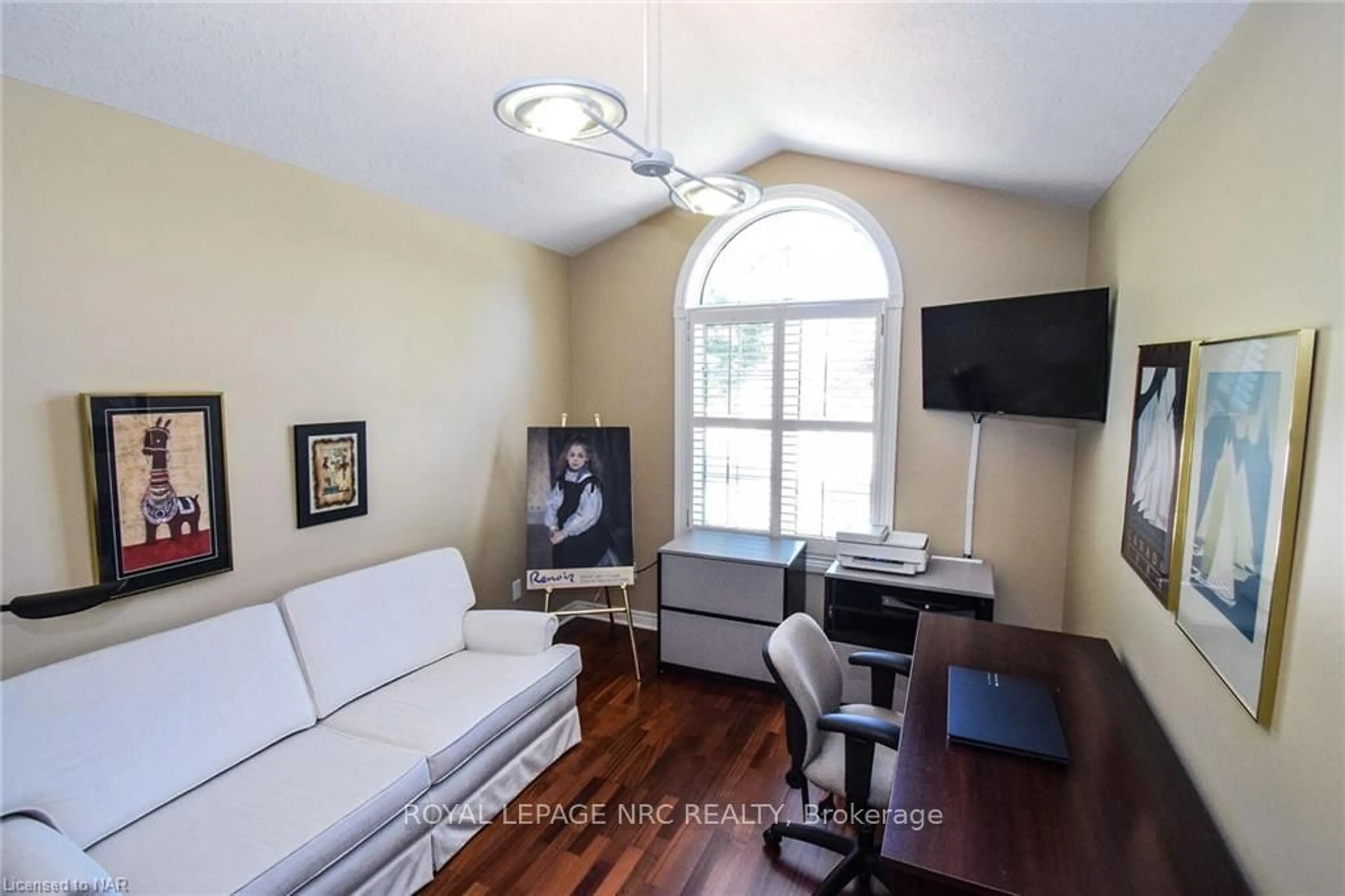 Living room, wood floors for 32 STONEGATE Pl, Pelham Ontario L0S 1E3