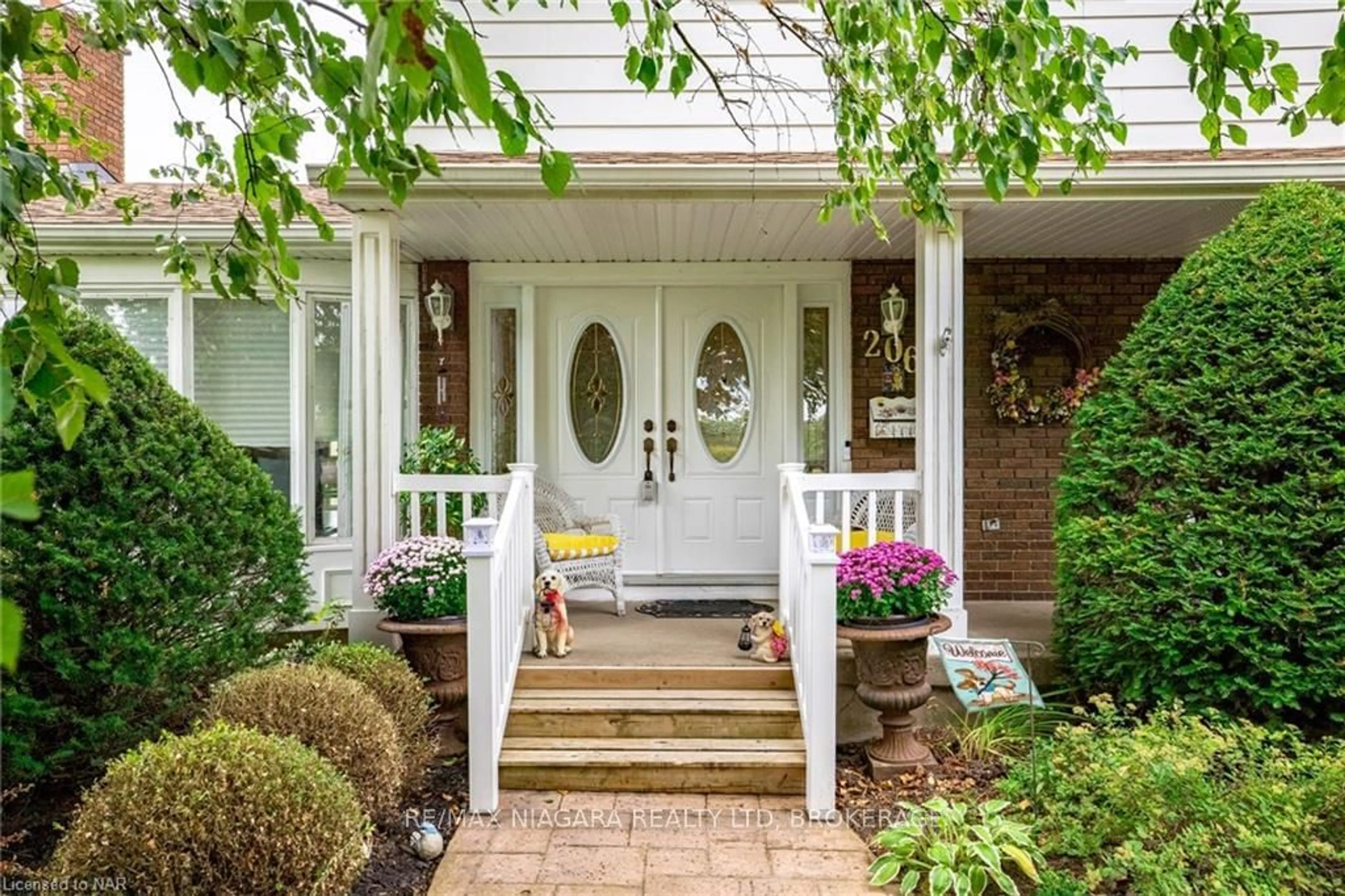 Indoor entryway, wood floors for 2065 SEVENTH ST LOUTH, St. Catharines Ontario L2R 6P9