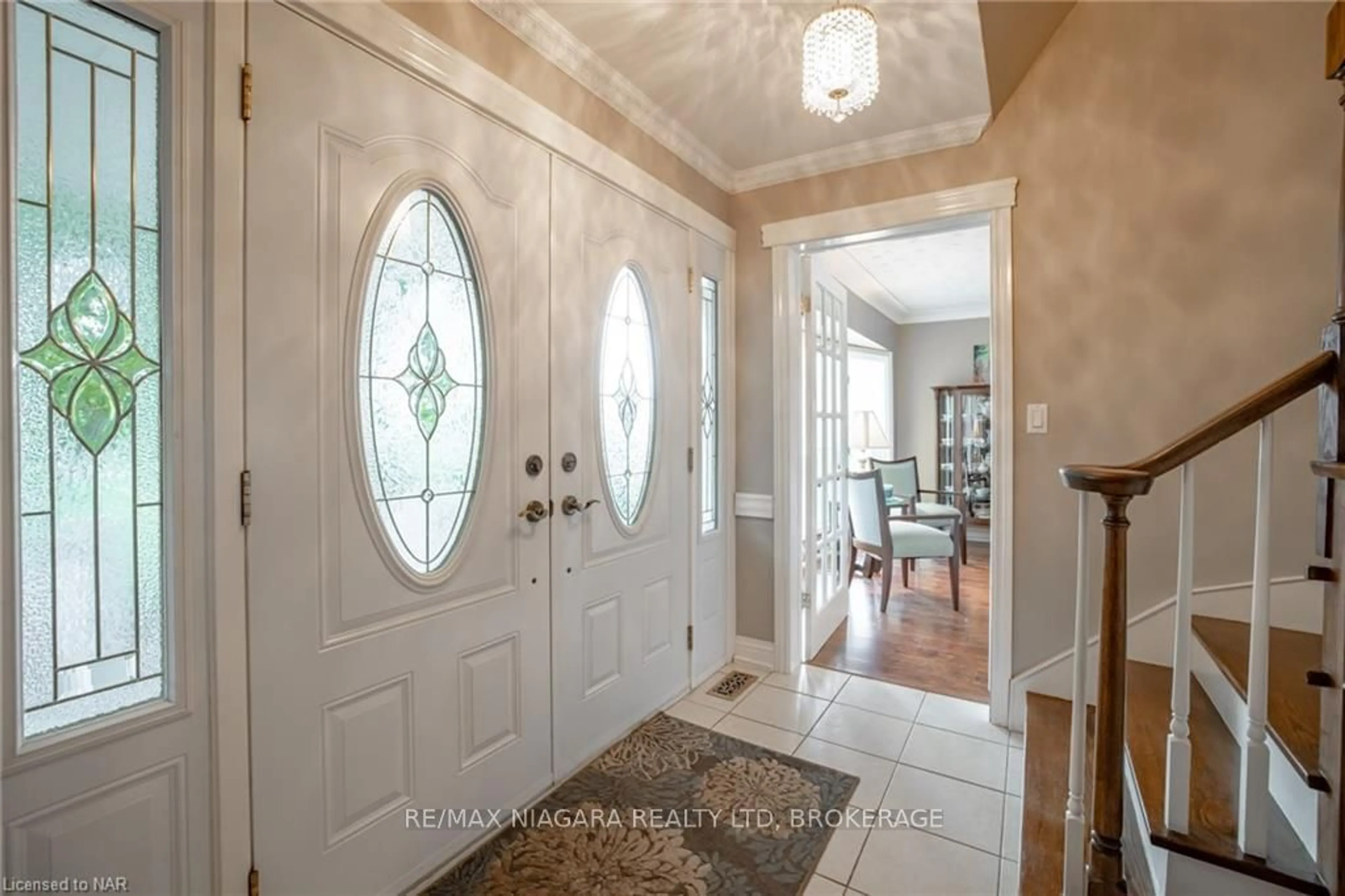 Indoor entryway, wood floors for 2065 SEVENTH ST LOUTH, St. Catharines Ontario L2R 6P9