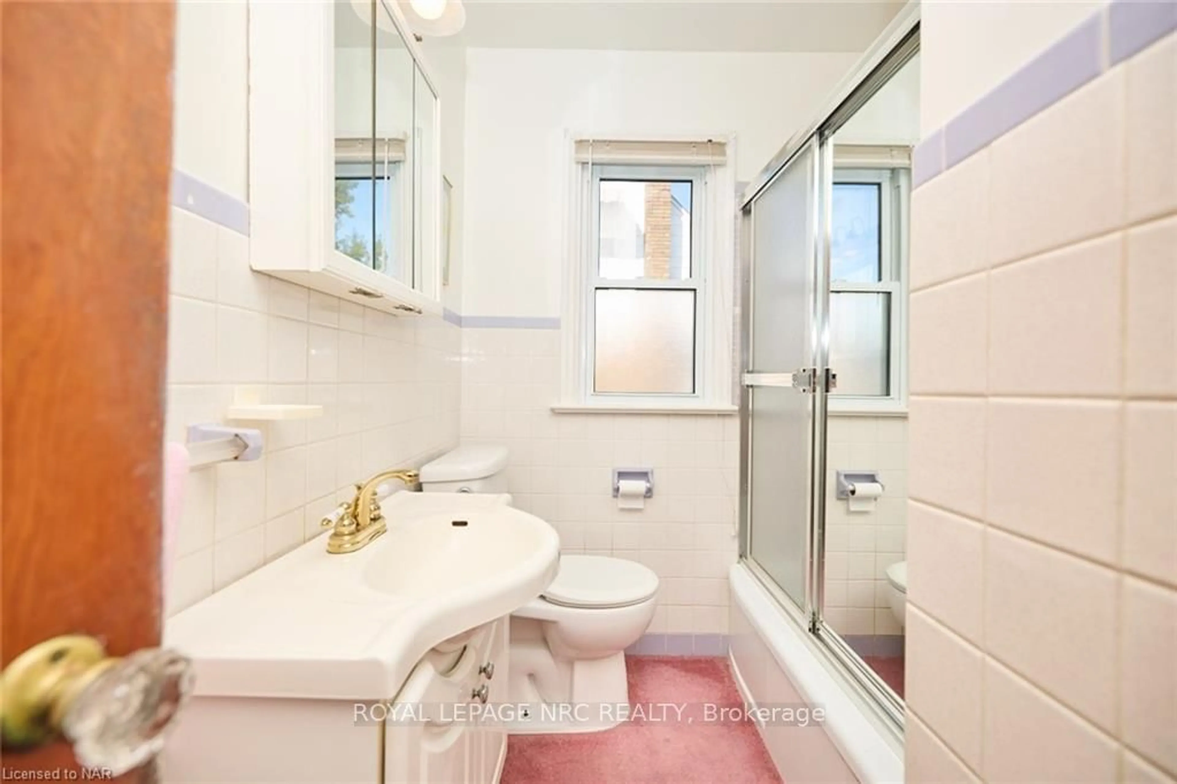 Standard bathroom for 6041 COHOLAN St, Niagara Falls Ontario L2J 1K7