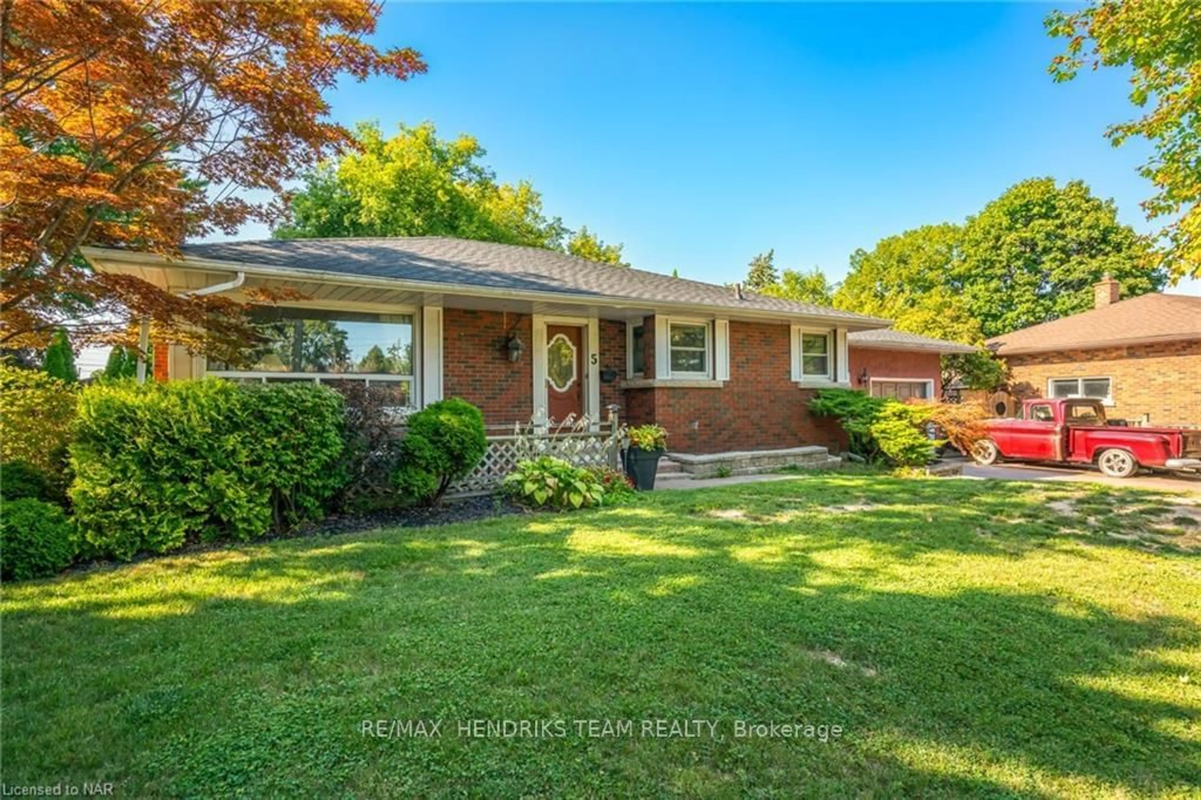 Frontside or backside of a home, cottage for 5 GLENCAIRN Dr, St. Catharines Ontario L2M 2N2