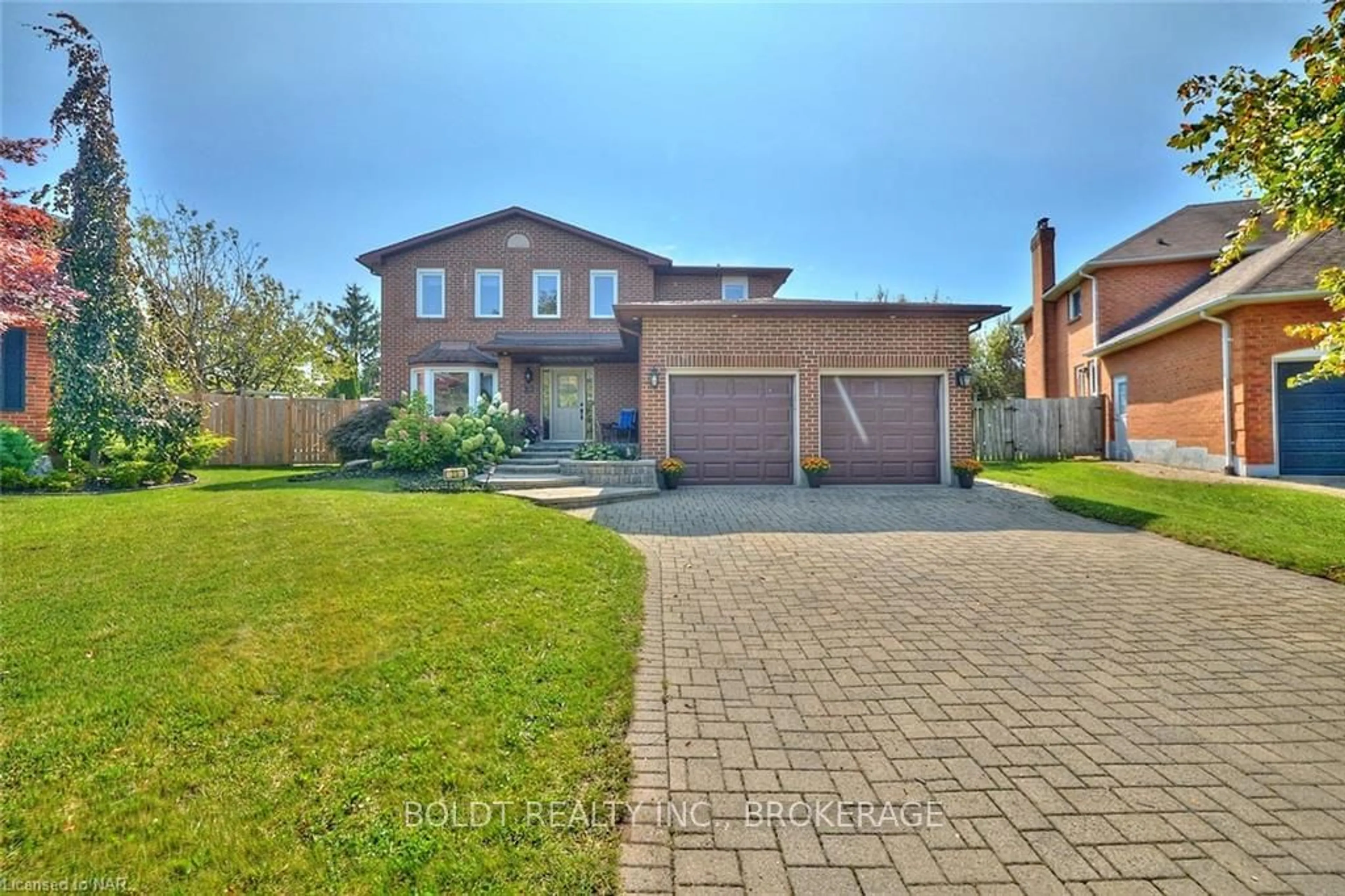 Frontside or backside of a home, the street view for 23 BARBICAN Tr, St. Catharines Ontario L2T 4A2