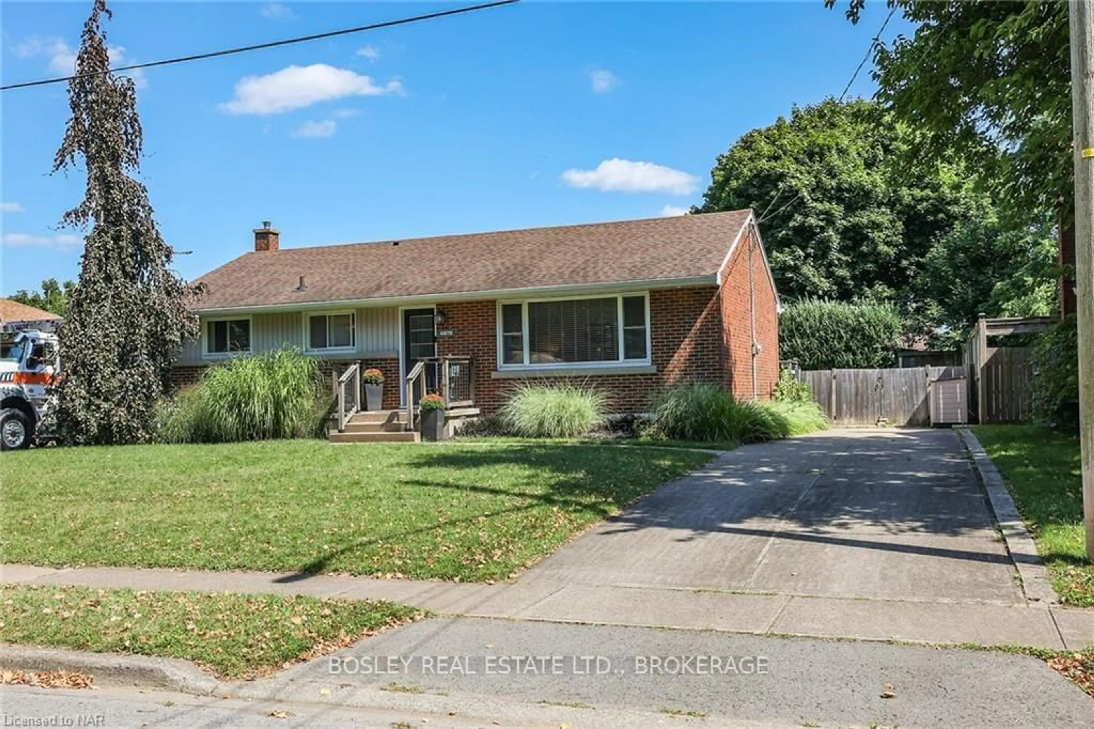 Frontside or backside of a home, the street view for 4970 DAVID Ave, Niagara Falls Ontario L2E 5C8