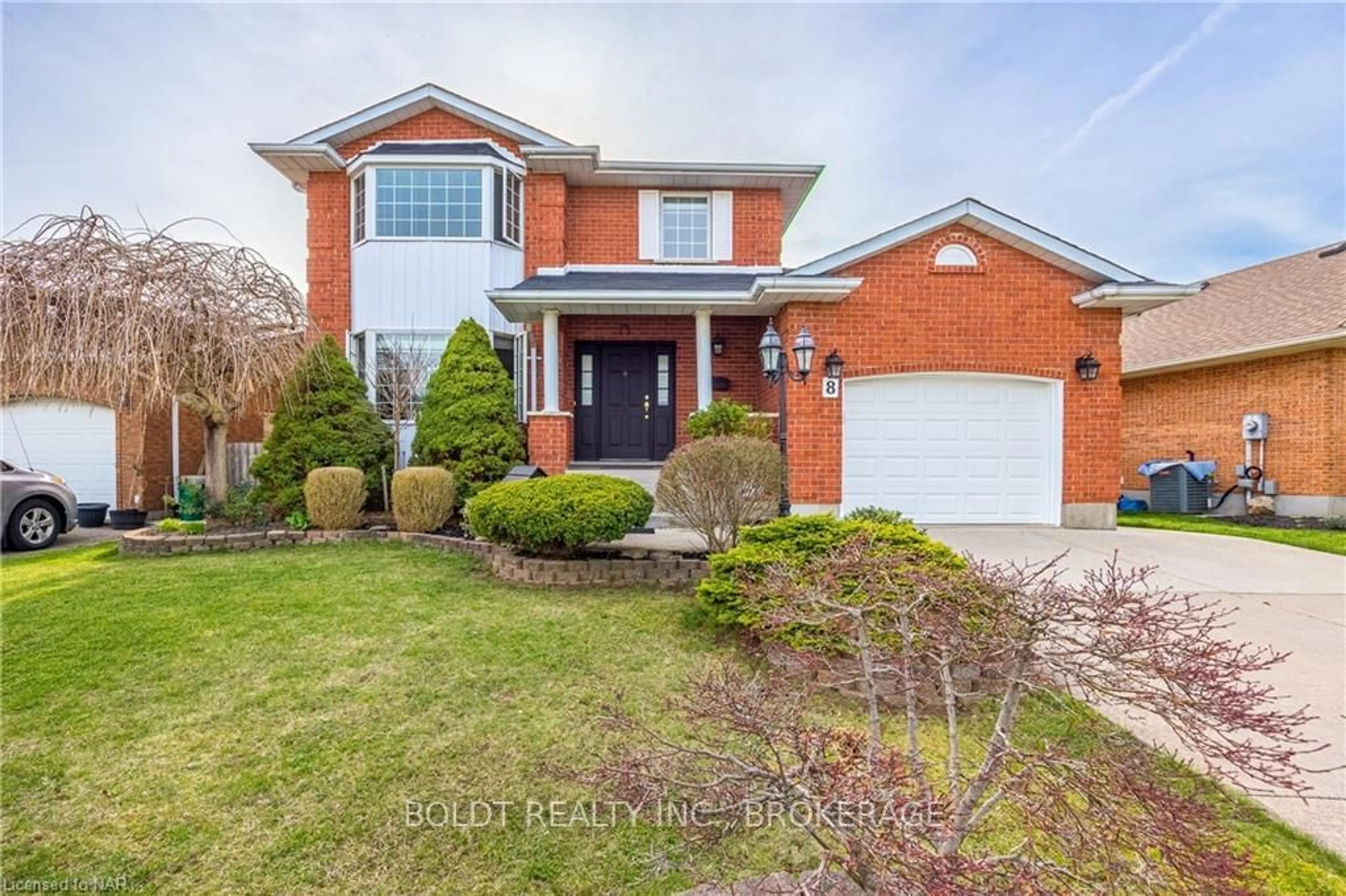 Frontside or backside of a home, the street view for 8 DONALDA Crt, St. Catharines Ontario L2M 7E7