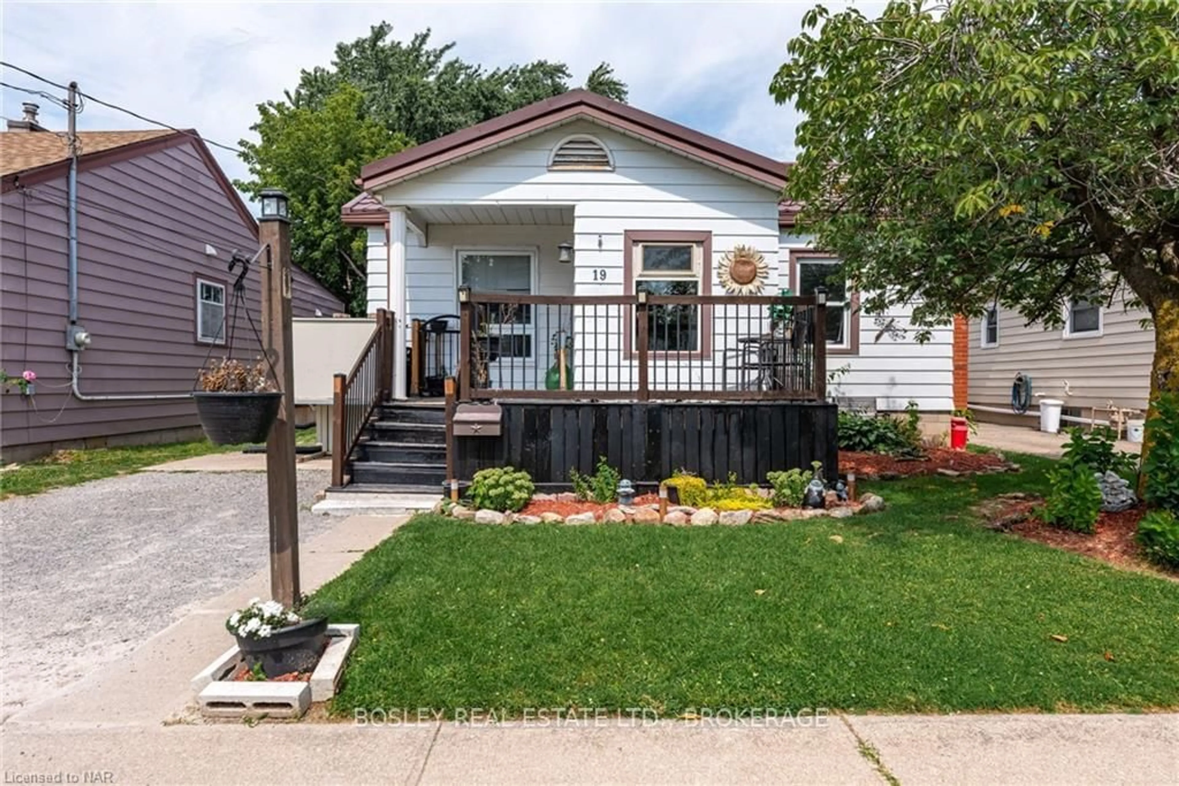 Frontside or backside of a home, cottage for 19 HOMEWOOD Ave, St. Catharines Ontario L2M 5L2