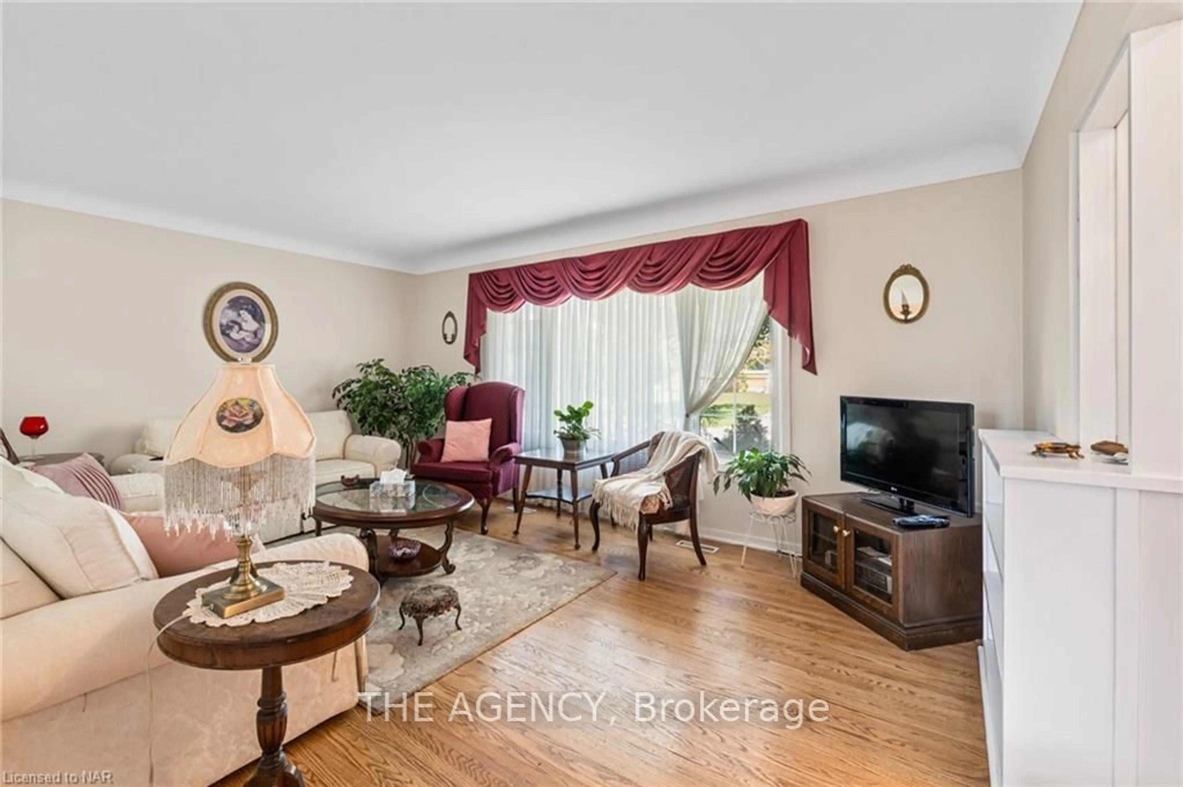 Living room, wood floors for 4 TAMARACK St, Welland Ontario L3C 4X5