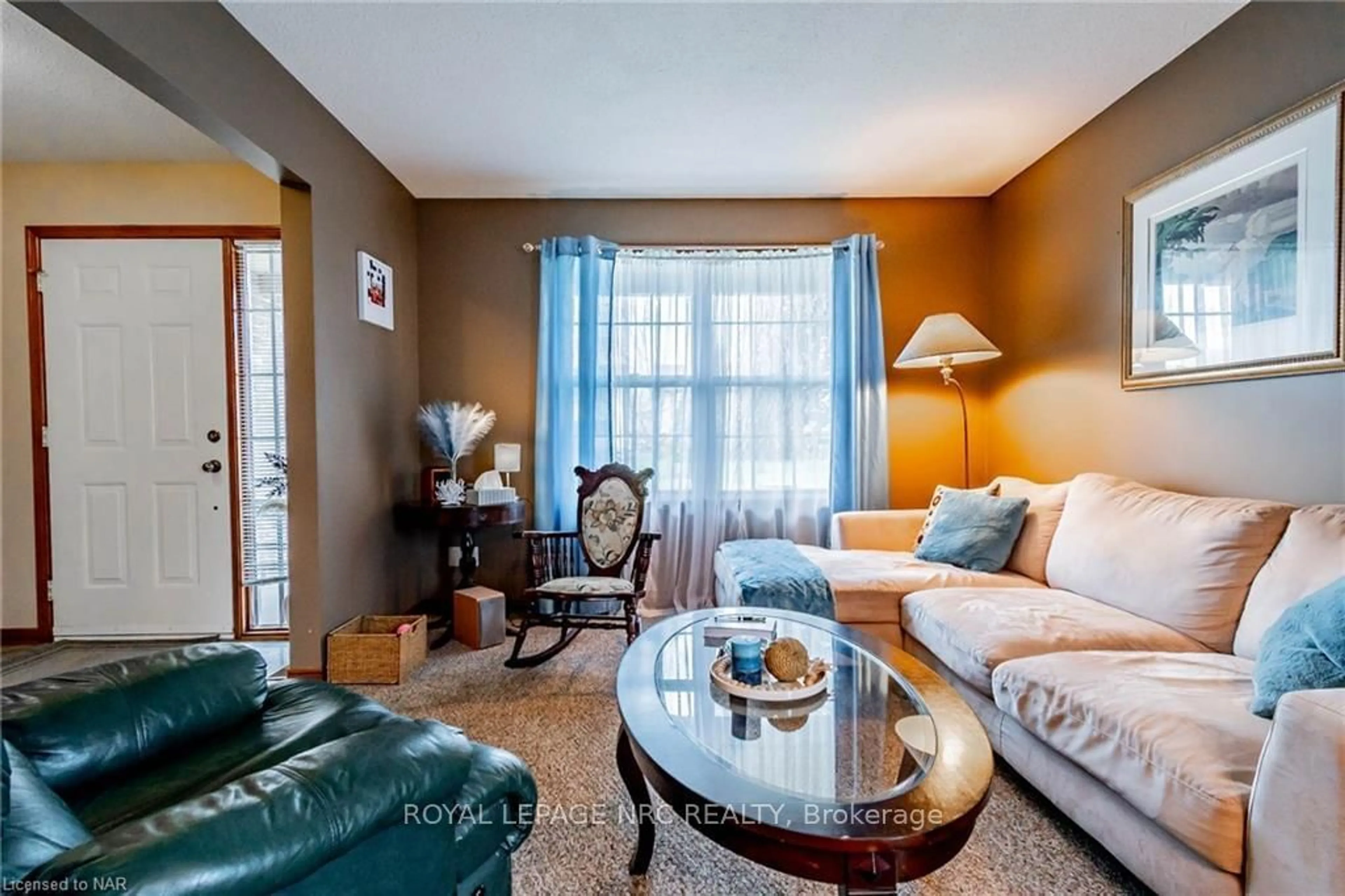 Living room, wood floors for 19 WINDLE VILLAGE Cres, Thorold Ontario L2V 4Z6