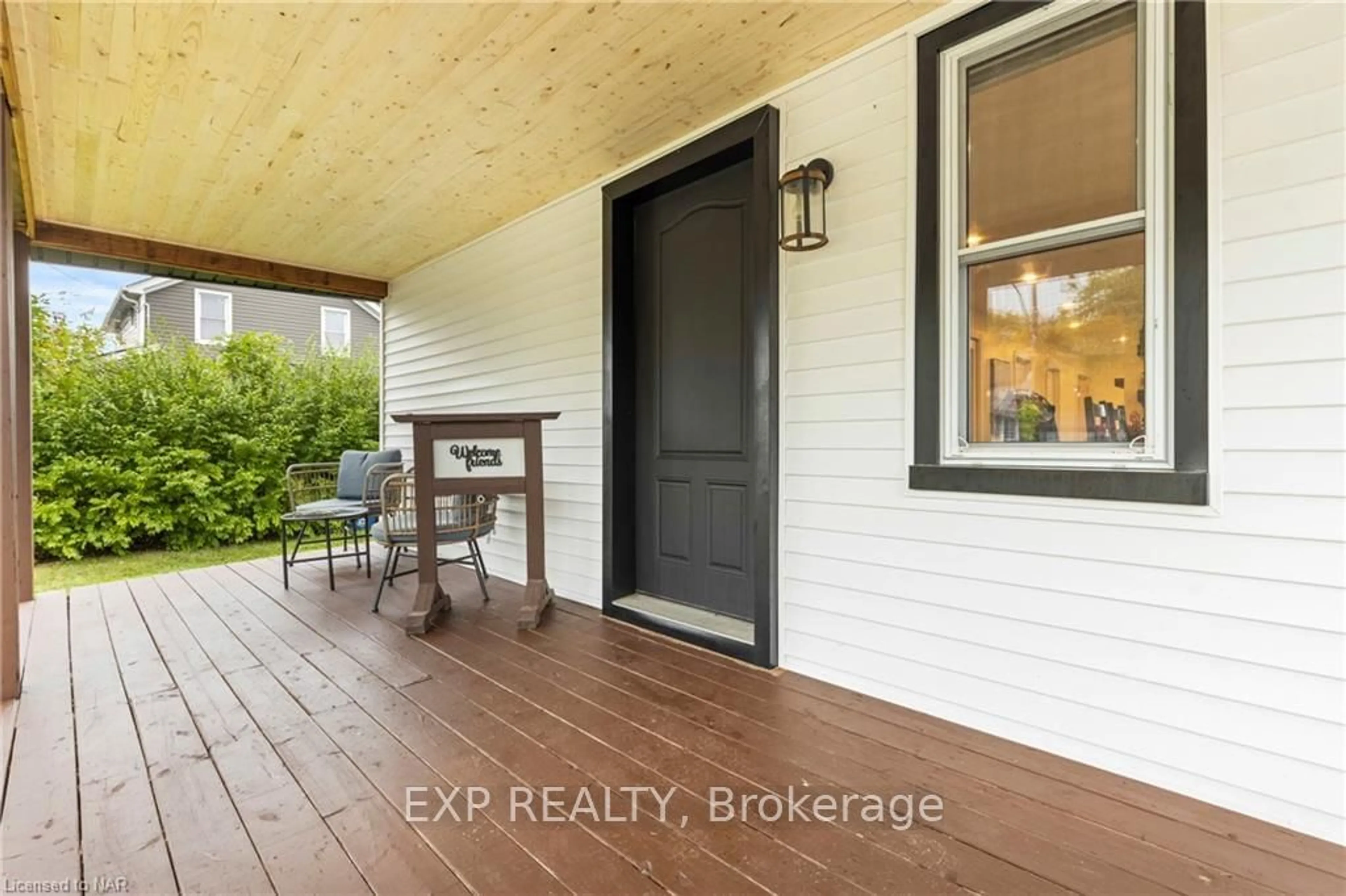 Indoor entryway, wood floors for 2474 STEVENSVILLE Rd, Fort Erie Ontario L0S 1S0