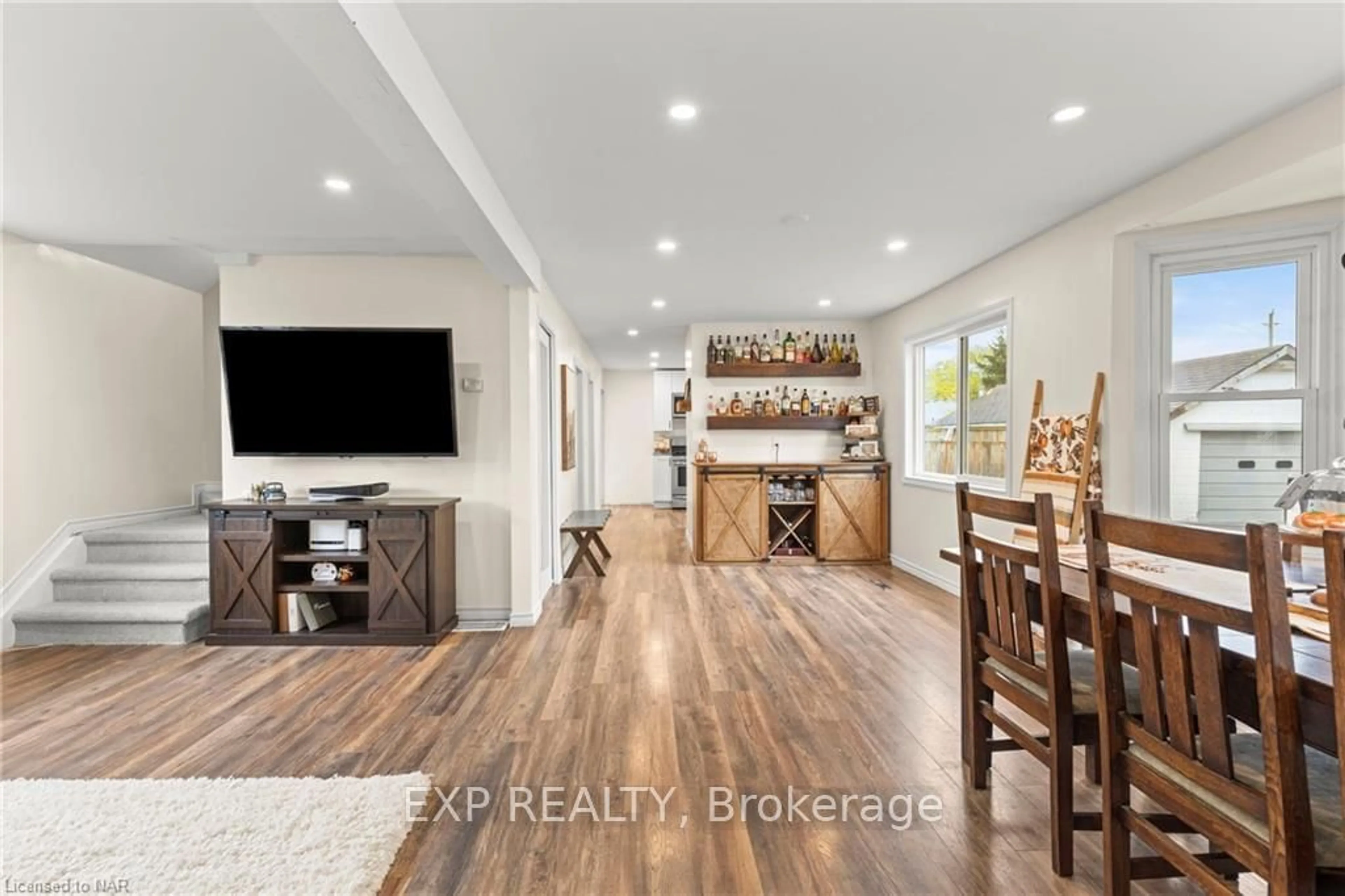 Indoor entryway, wood floors for 2474 STEVENSVILLE Rd, Fort Erie Ontario L0S 1S0