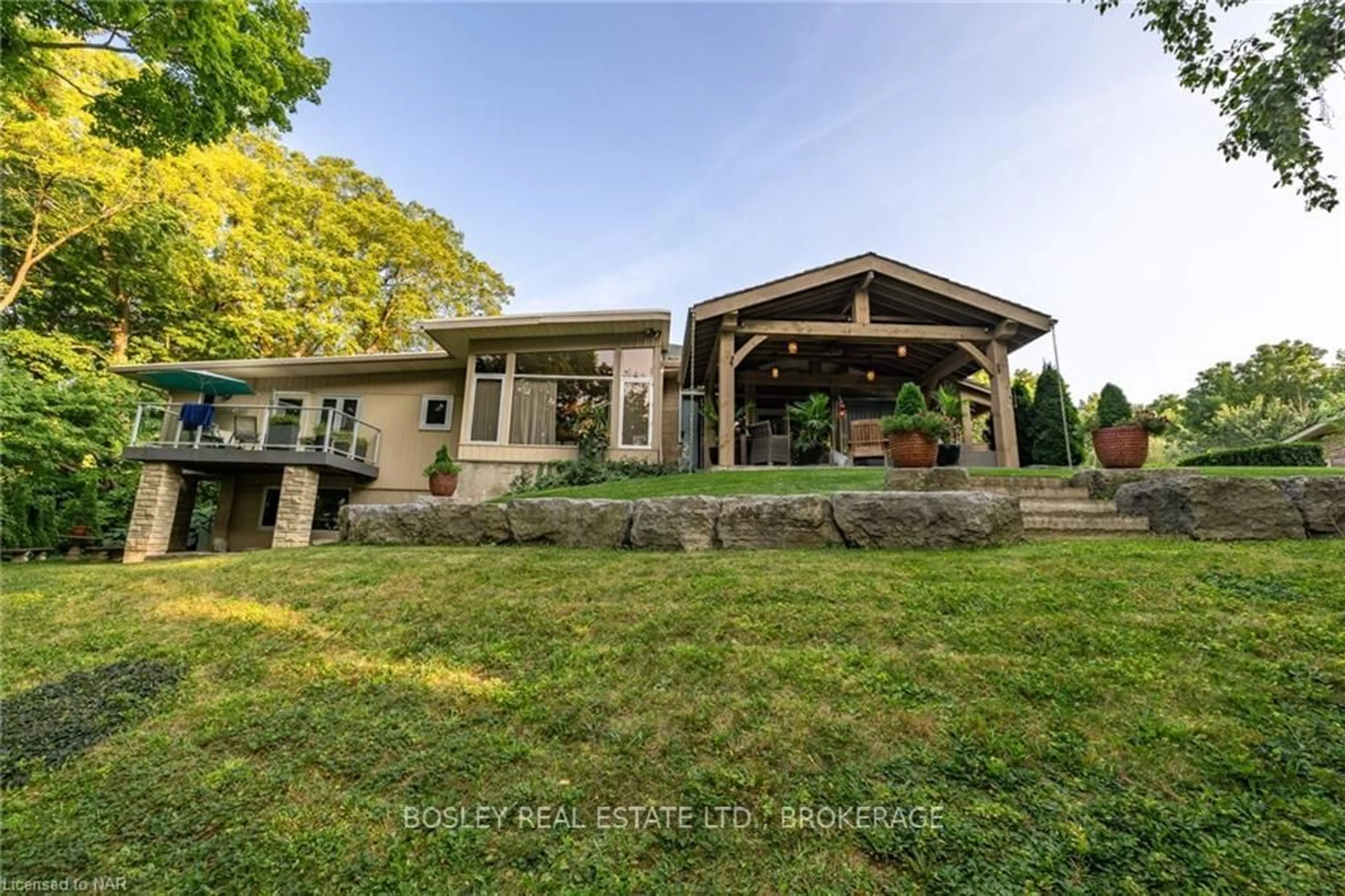 Frontside or backside of a home, cottage for 21 WOODMOUNT Dr, St. Catharines Ontario L2T 2Y1