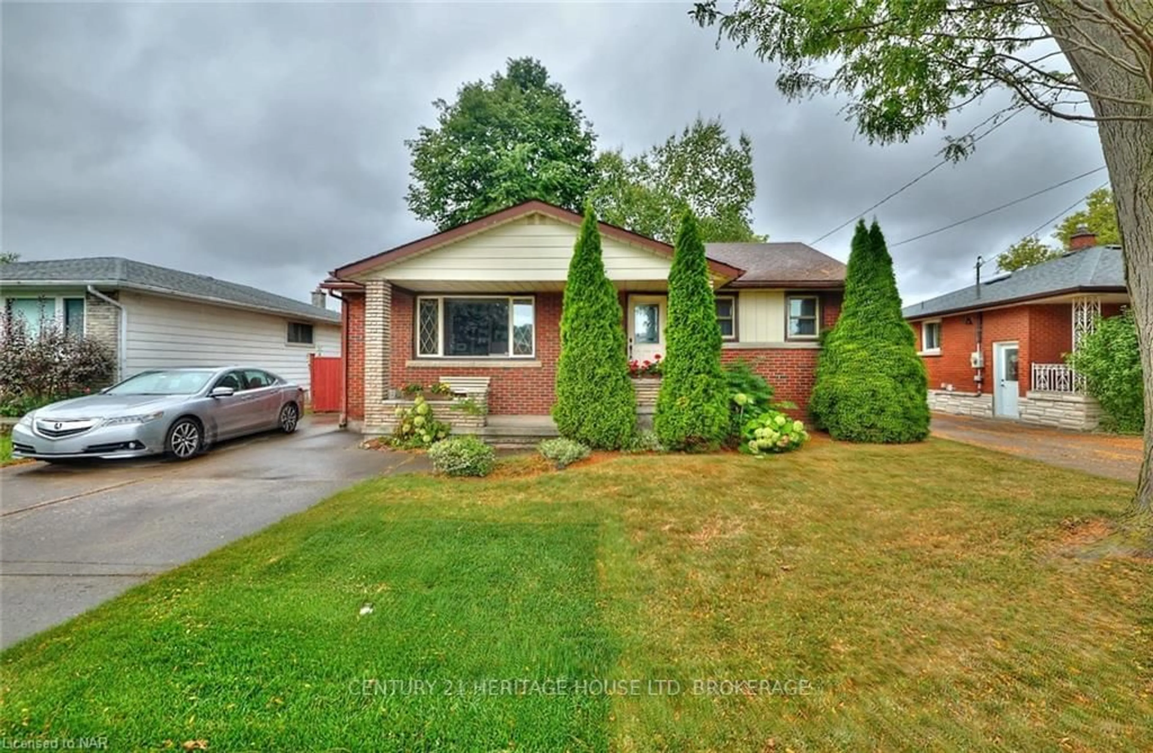 Frontside or backside of a home, the street view for 7321 FERN Ave, Niagara Falls Ontario L2G 5H3