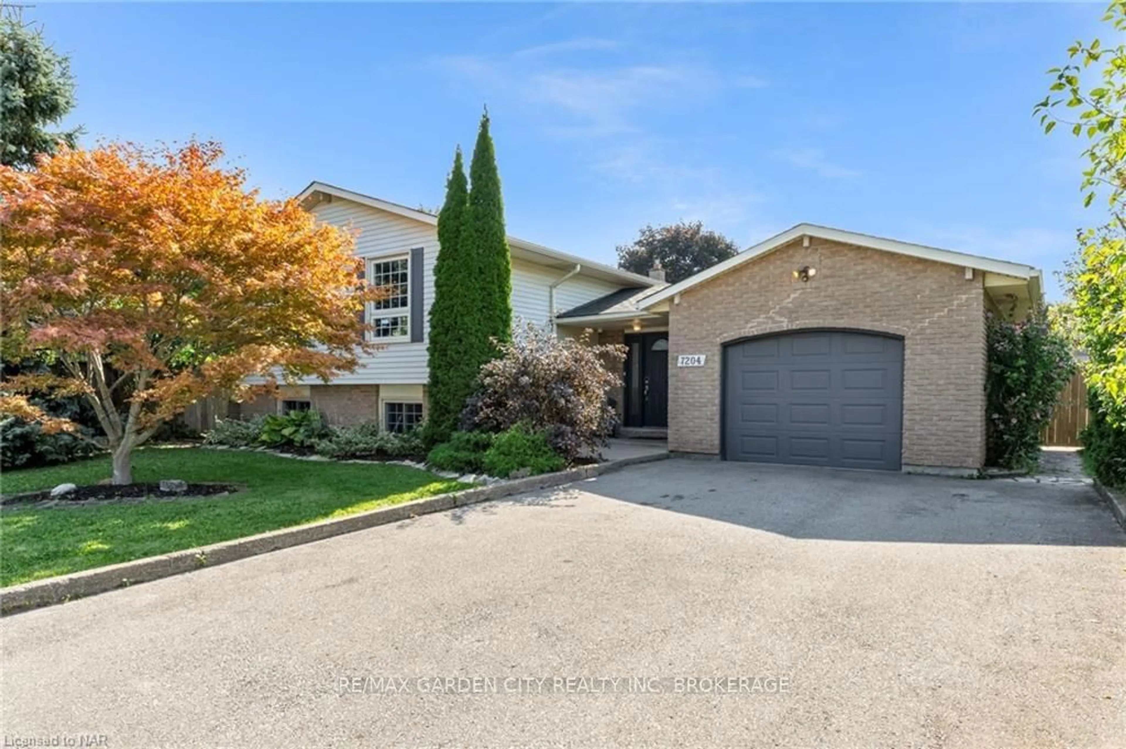 Frontside or backside of a home, the street view for 7204 CASEY St, Niagara Falls Ontario L2J 3R2