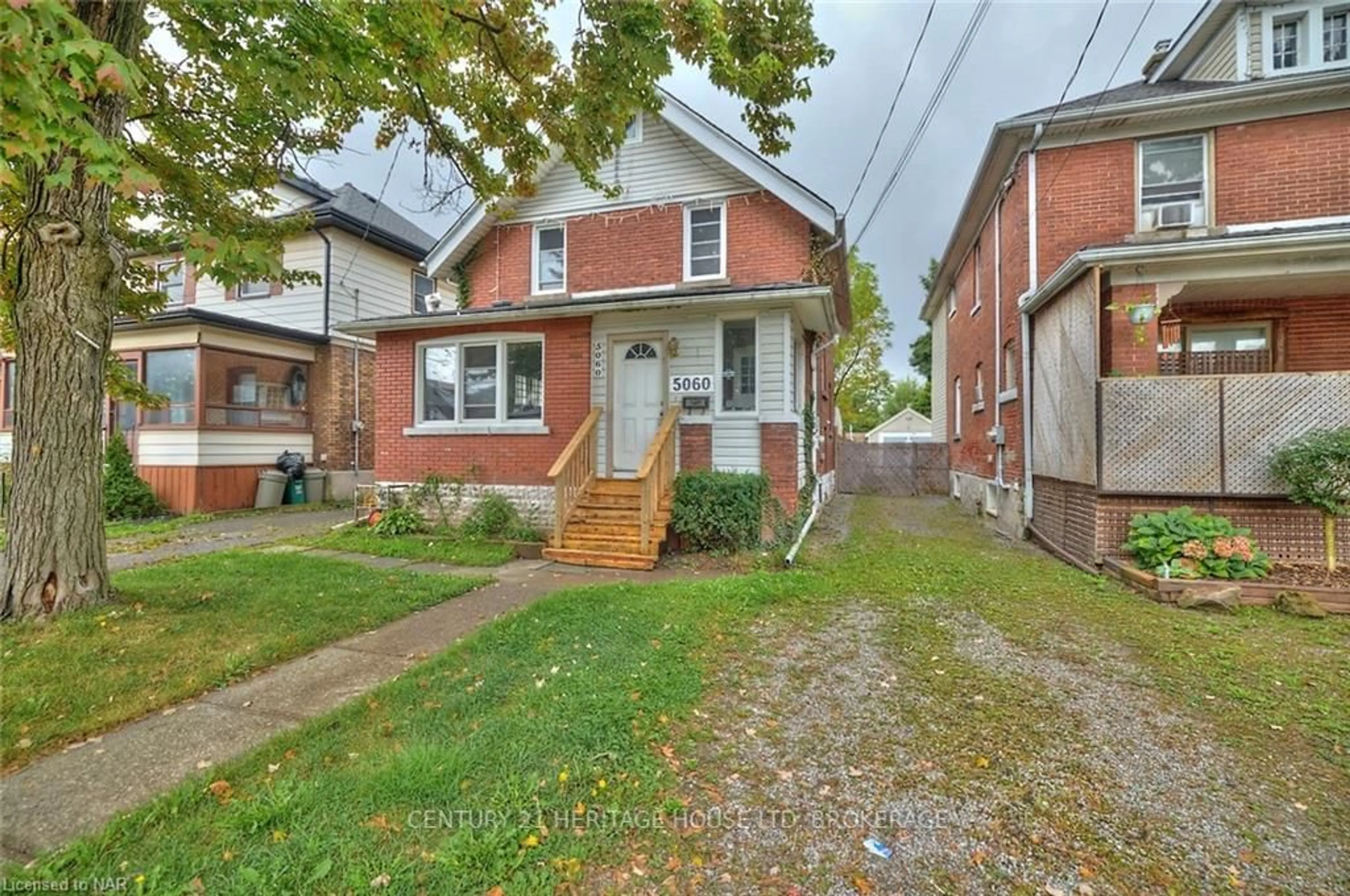 Frontside or backside of a home, the street view for 5060 MORRISON St, Niagara Falls Ontario L2E 2C8