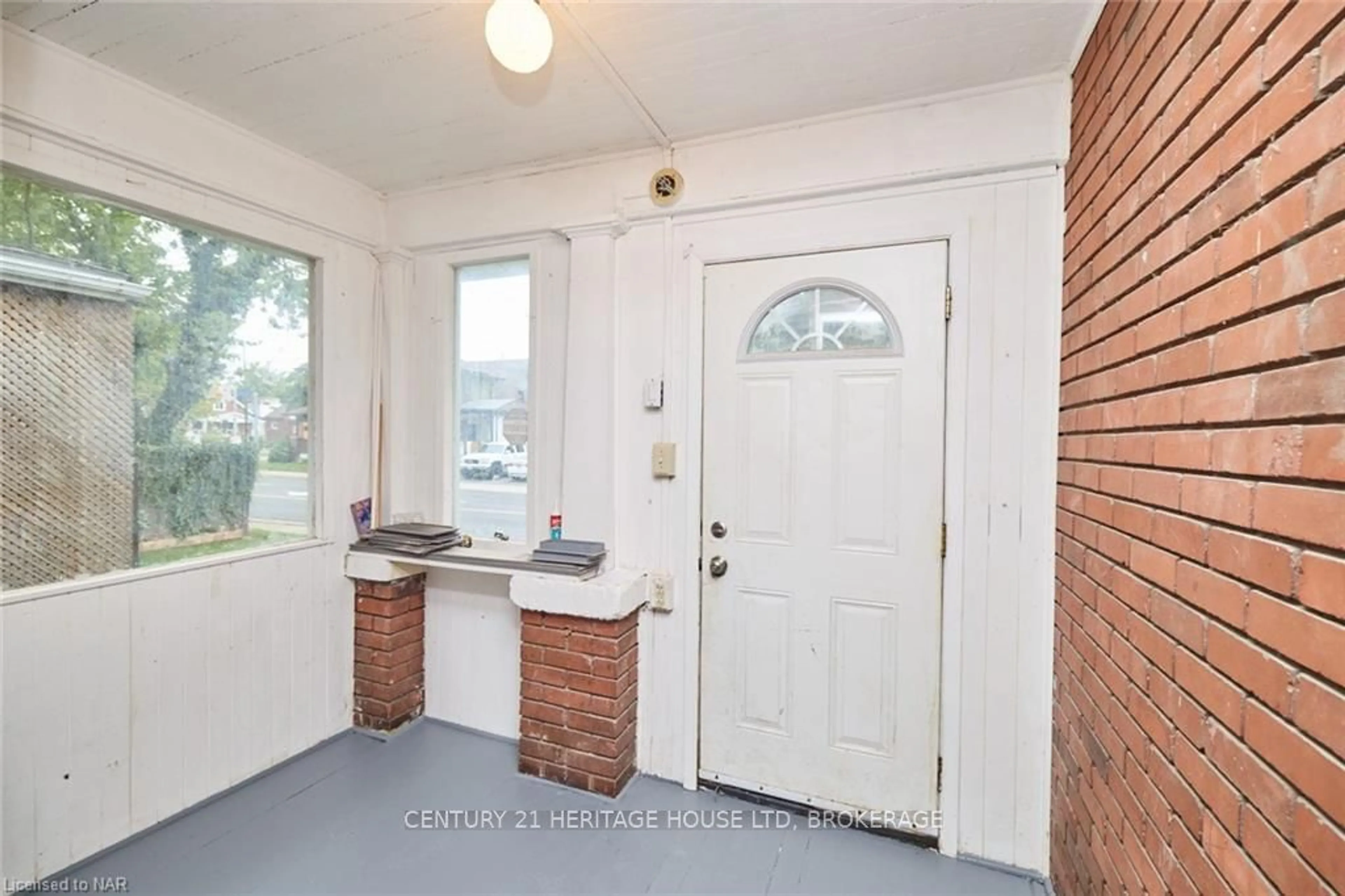 Indoor entryway, wood floors for 5060 MORRISON St, Niagara Falls Ontario L2E 2C8