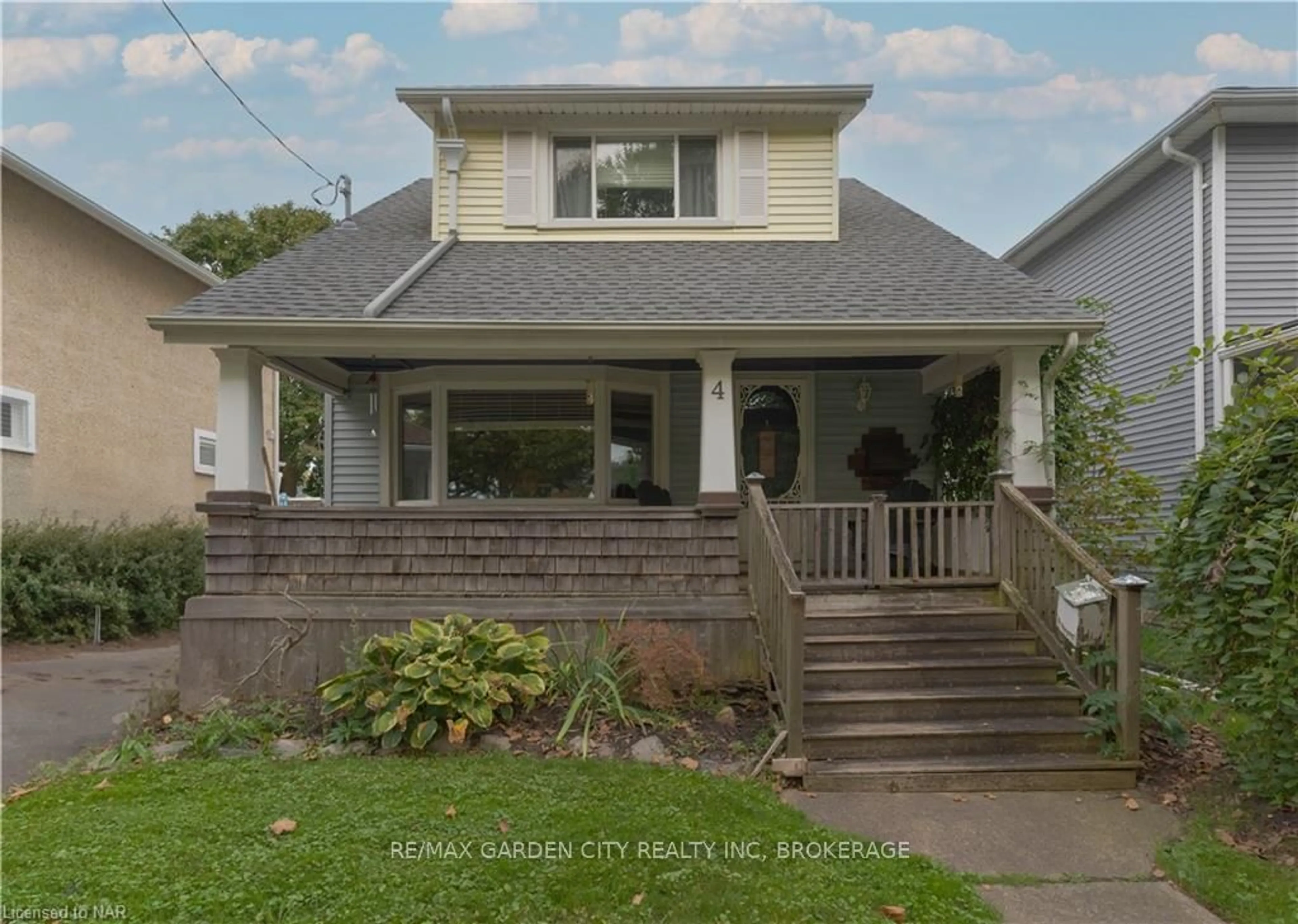 Frontside or backside of a home, cottage for 4 HAIG St, St. Catharines Ontario L2R 6K5