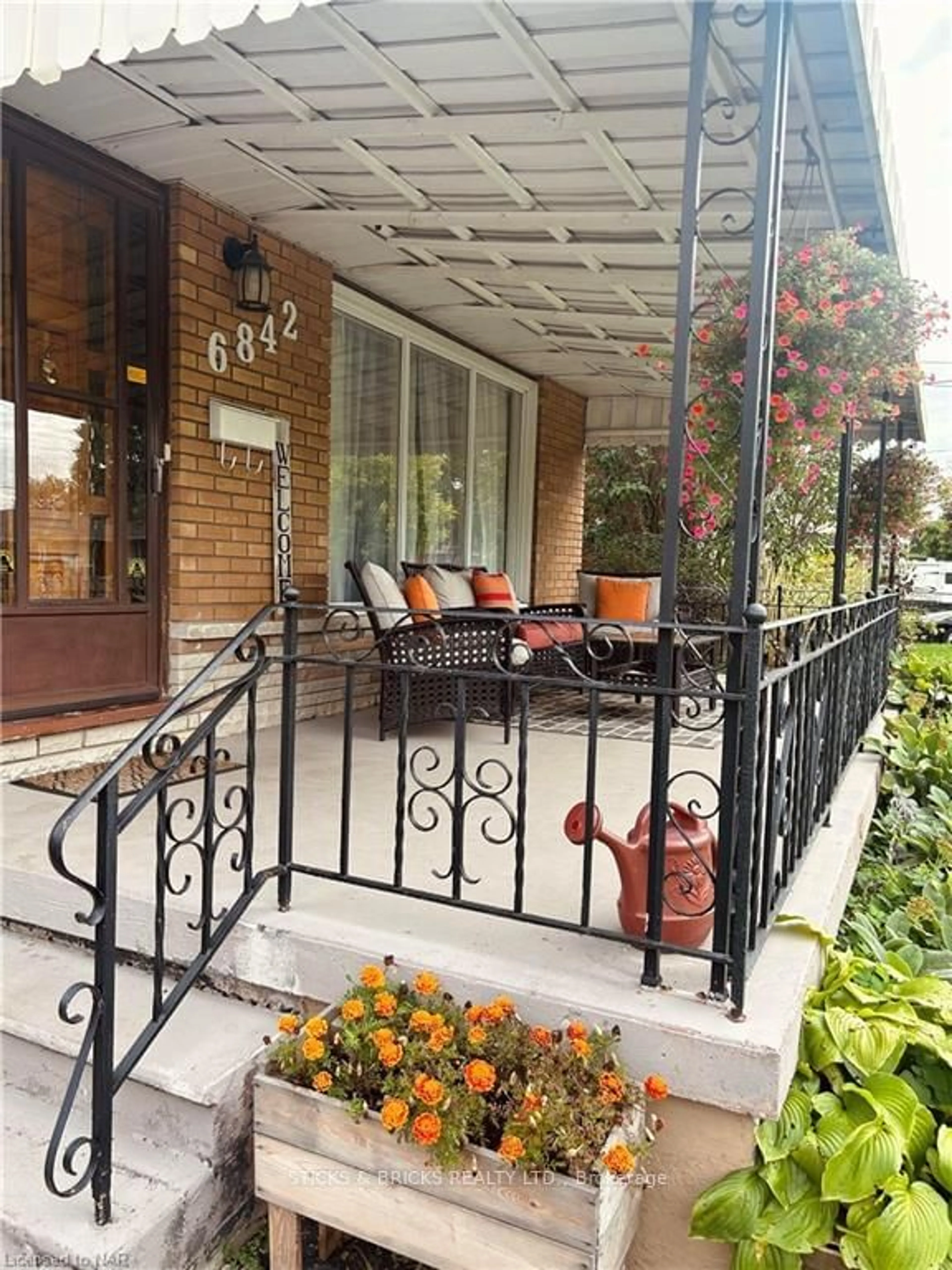 Patio, cottage for 6842 HAGAR Ave, Niagara Falls Ontario L2G 5M7