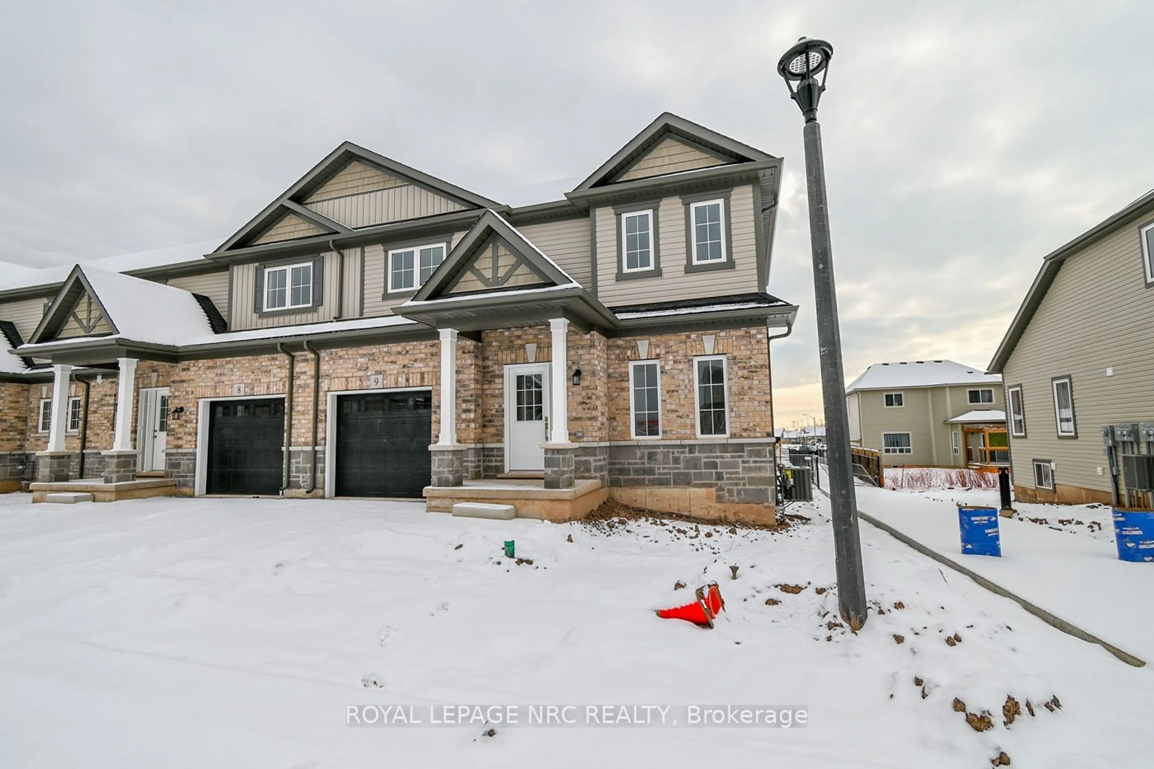 A pic from outside/outdoor area/front of a property/back of a property/a pic from drone, street for 397 GARRISON Rd #9, Fort Erie Ontario L2A 1N1