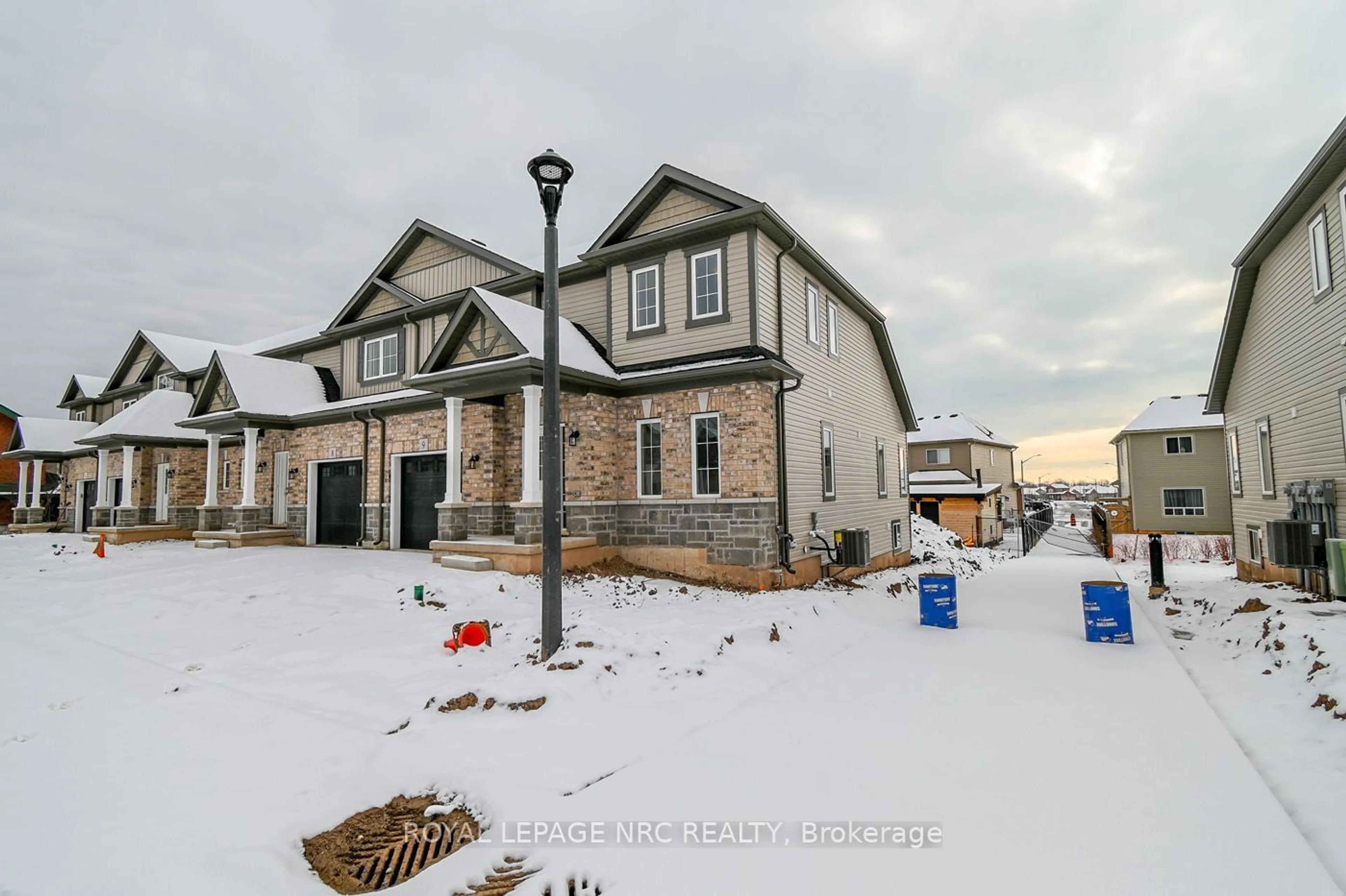 A pic from outside/outdoor area/front of a property/back of a property/a pic from drone, unknown for 397 GARRISON Rd #9, Fort Erie Ontario L2A 1N1