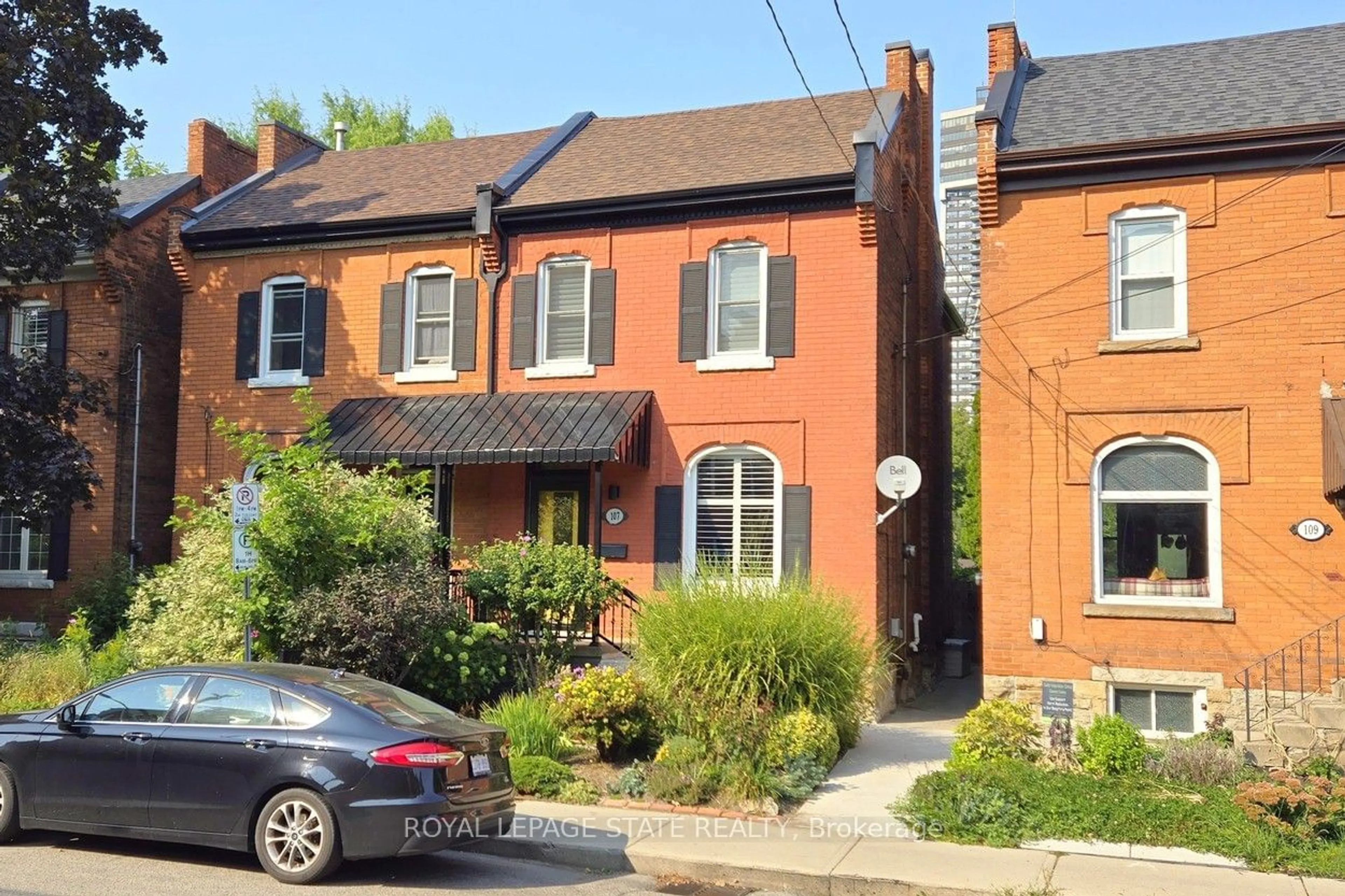 Home with brick exterior material for 107 Augusta St, Hamilton Ontario L8N 1R3