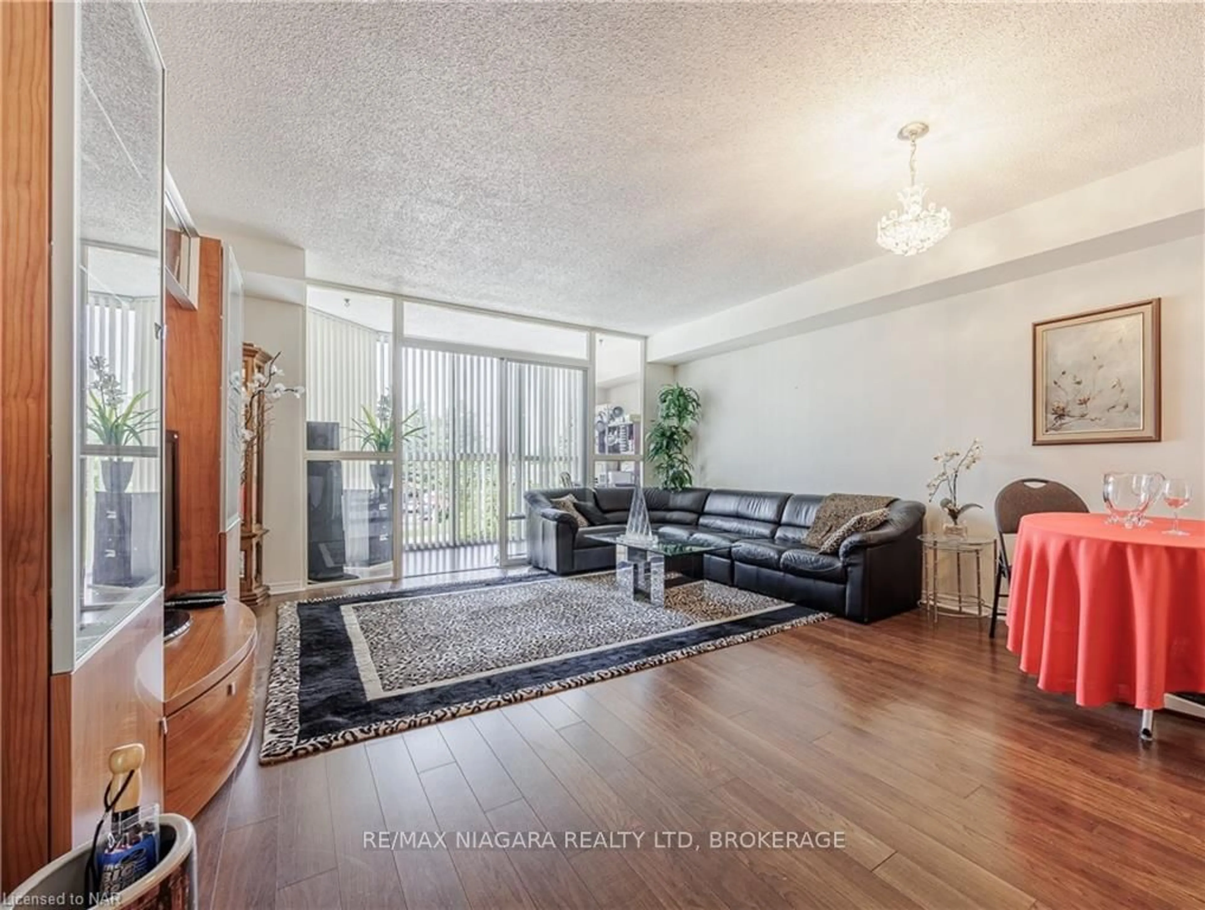 Living room, wood floors for 162 MARTINDALE Rd #309, St. Catharines Ontario L2S 3S4