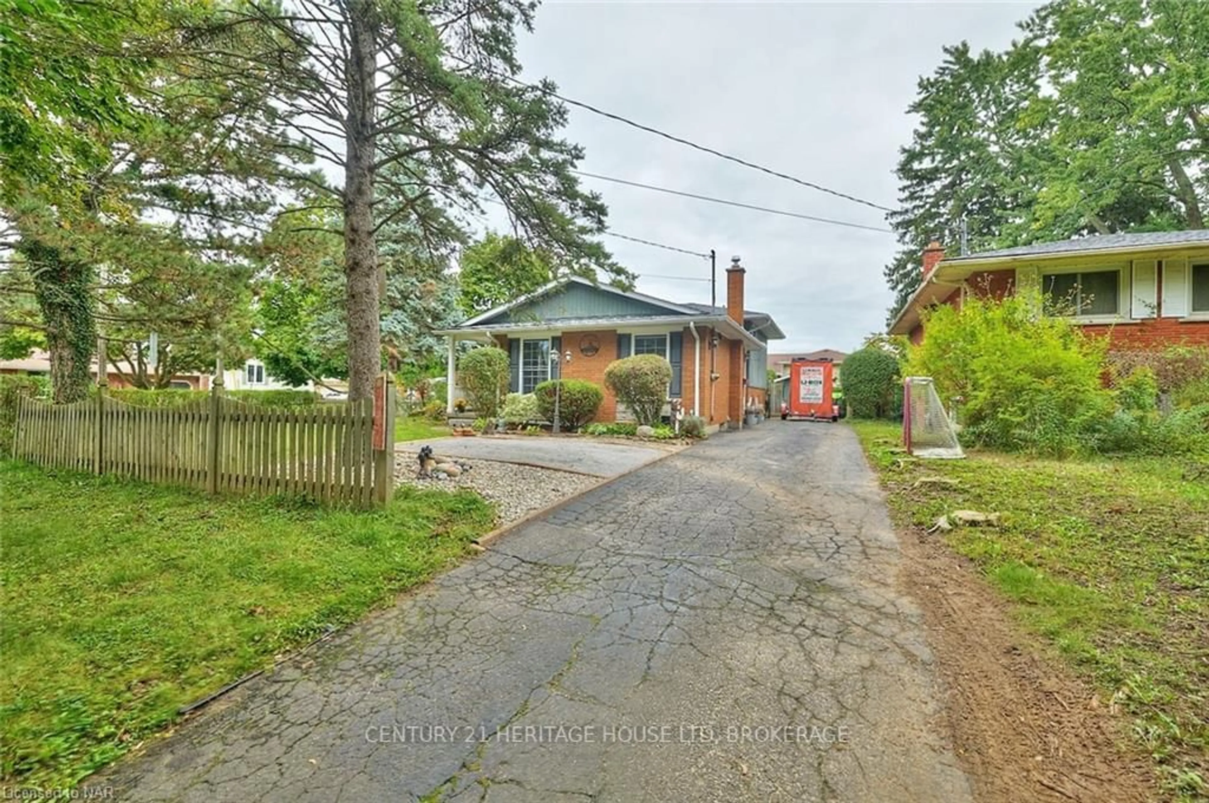 Frontside or backside of a home, the street view for 30 CARTIER Dr, St. Catharines Ontario L2M 2E7