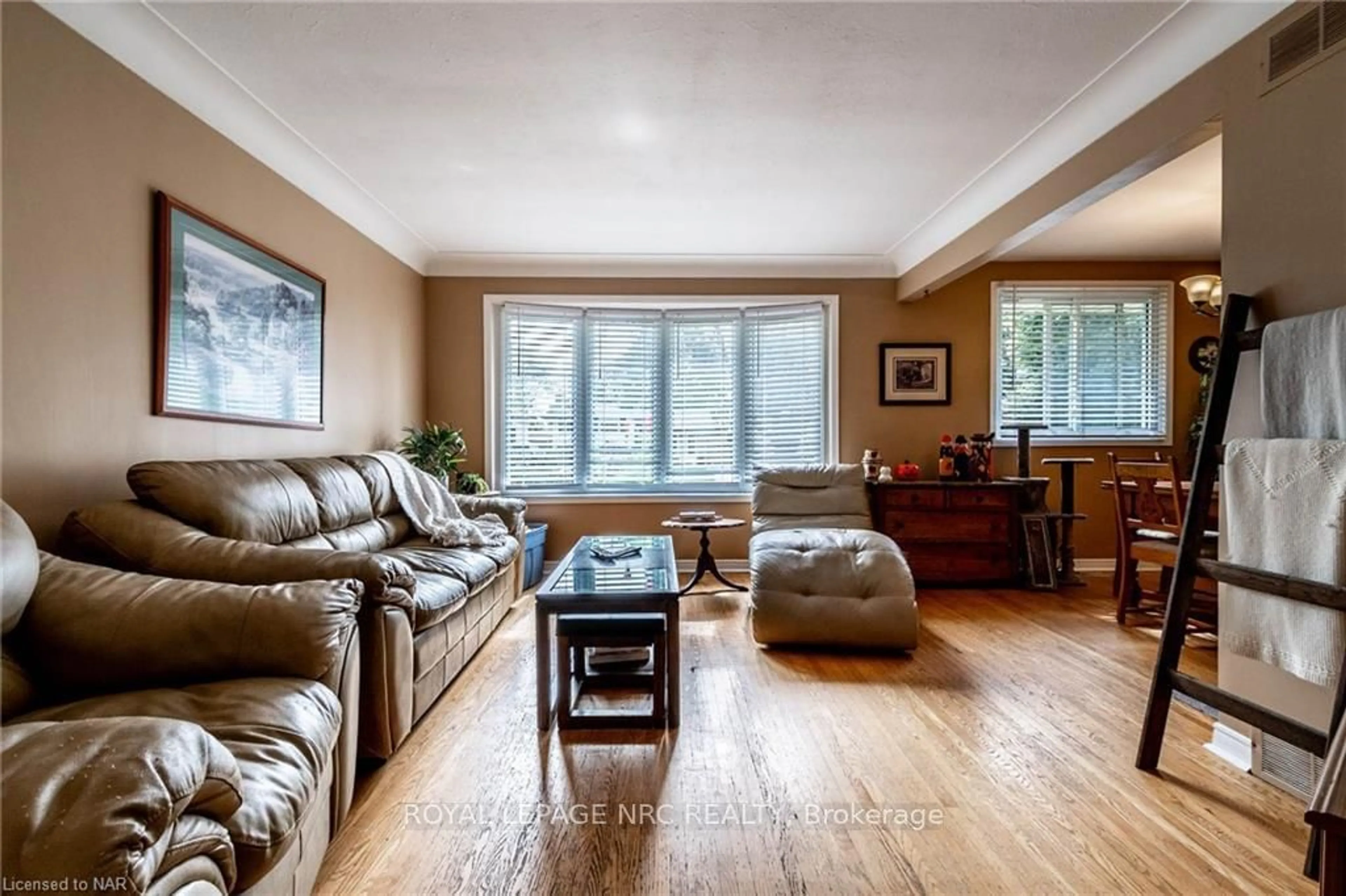 Living room, wood floors for 5811 HILLCREST Cres, Niagara Falls Ontario L2J 2A8