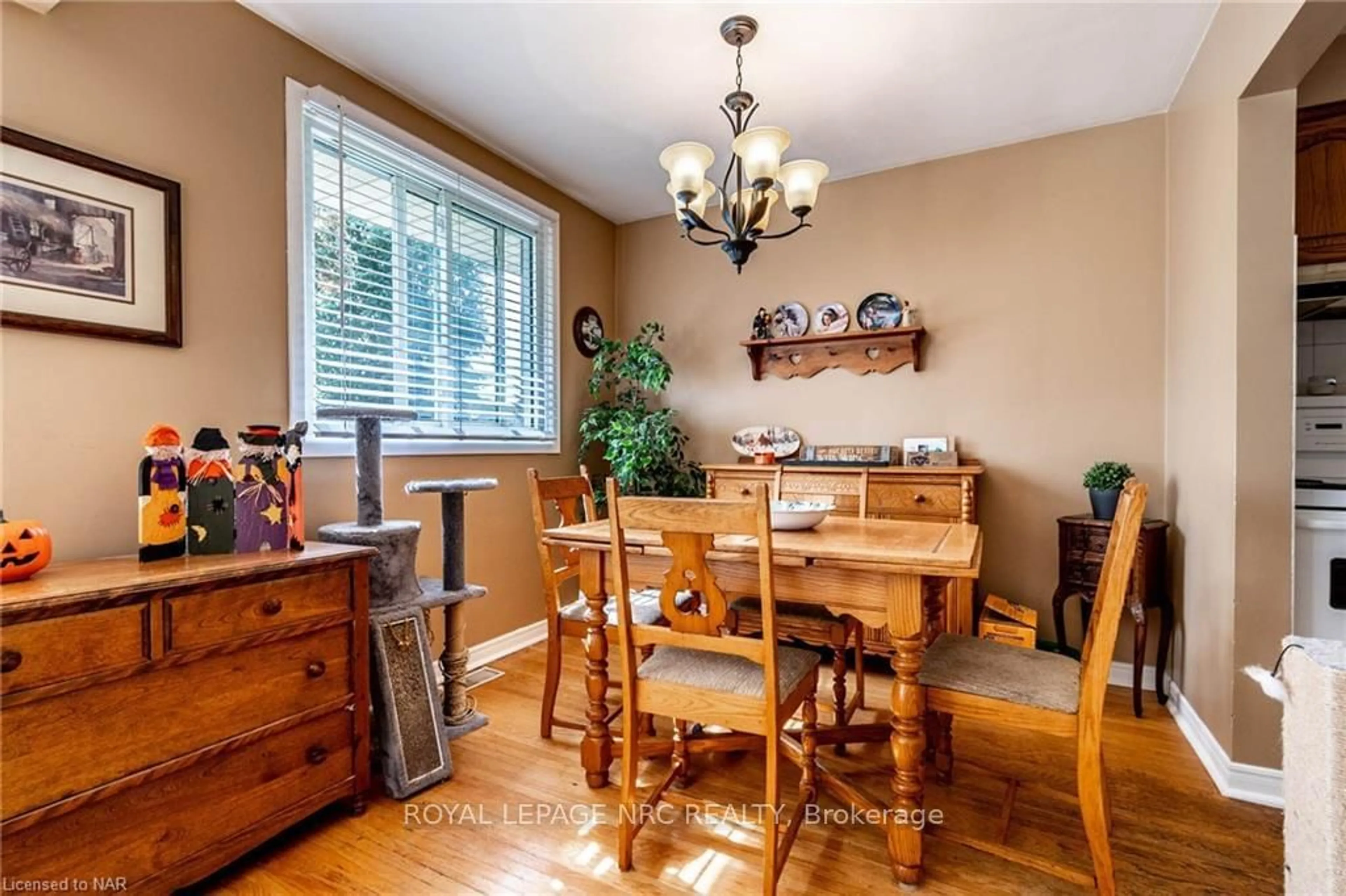 Dining room, wood floors, cottage for 5811 HILLCREST Cres, Niagara Falls Ontario L2J 2A8