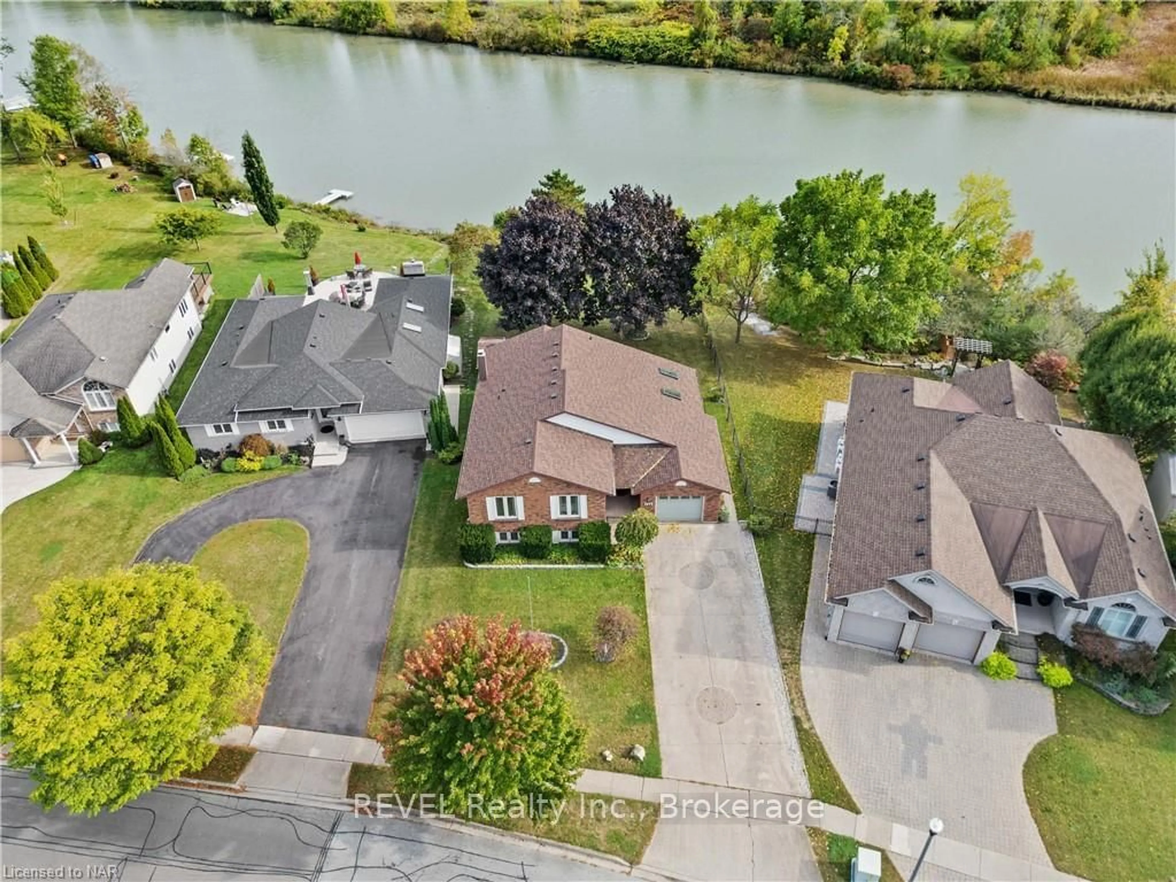 Frontside or backside of a home, the street view for 126 COLBECK Dr, Welland Ontario L3C 7B2