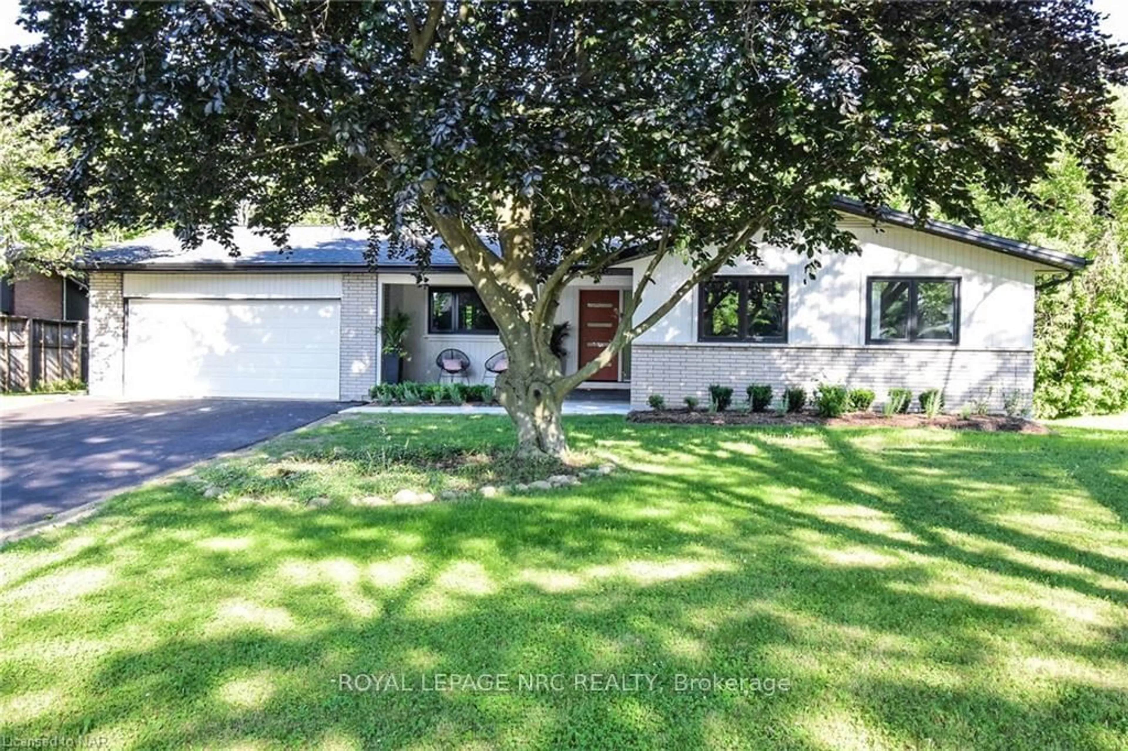 Frontside or backside of a home, the street view for 17 PARKLANE Cres, St. Catharines Ontario L2T 3T9