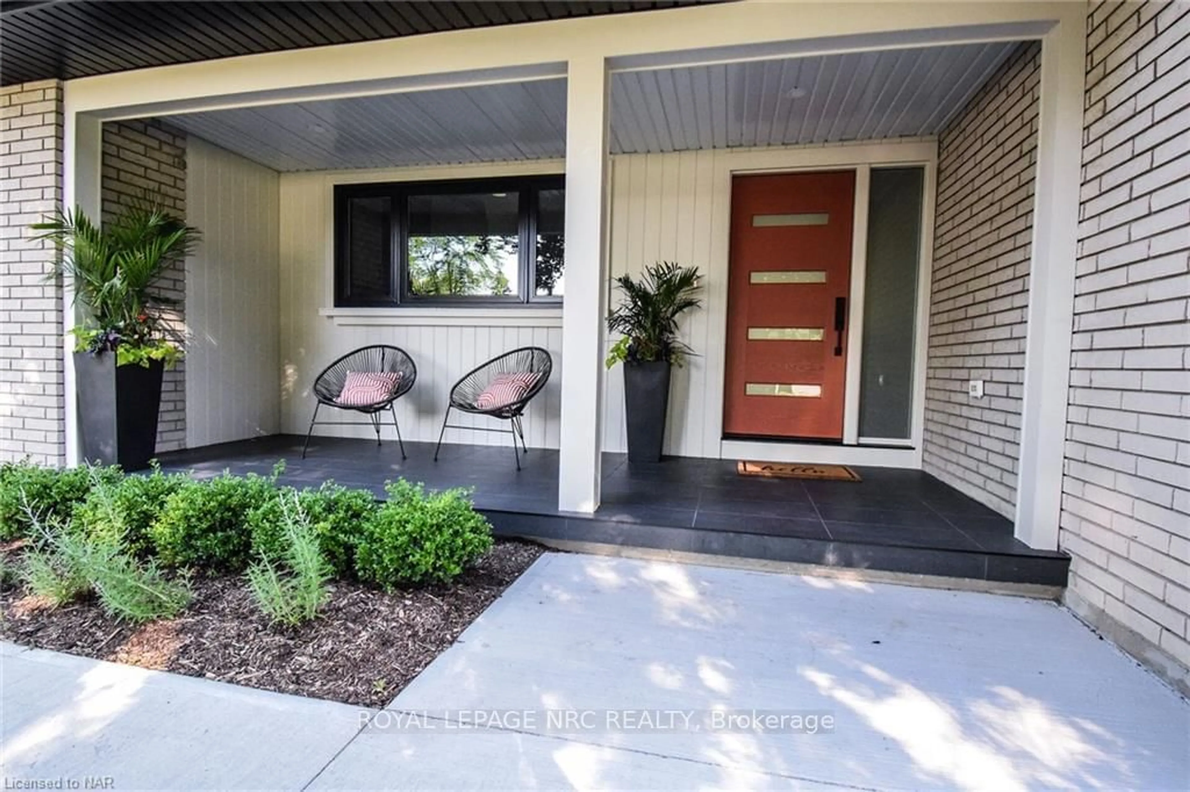 Indoor entryway, cement floor for 17 PARKLANE Cres, St. Catharines Ontario L2T 3T9