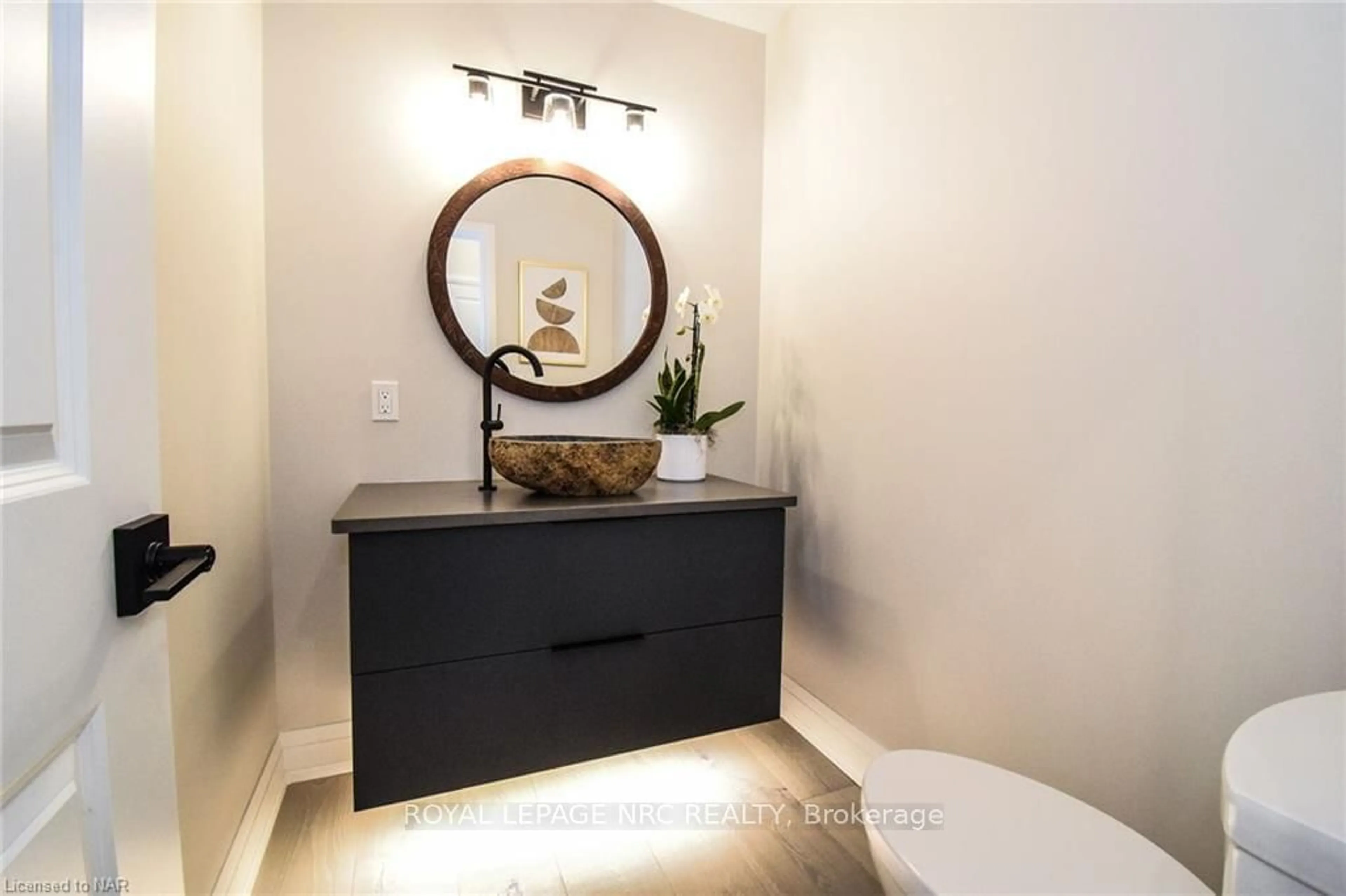 Contemporary bathroom, ceramic floors for 17 PARKLANE Cres, St. Catharines Ontario L2T 3T9