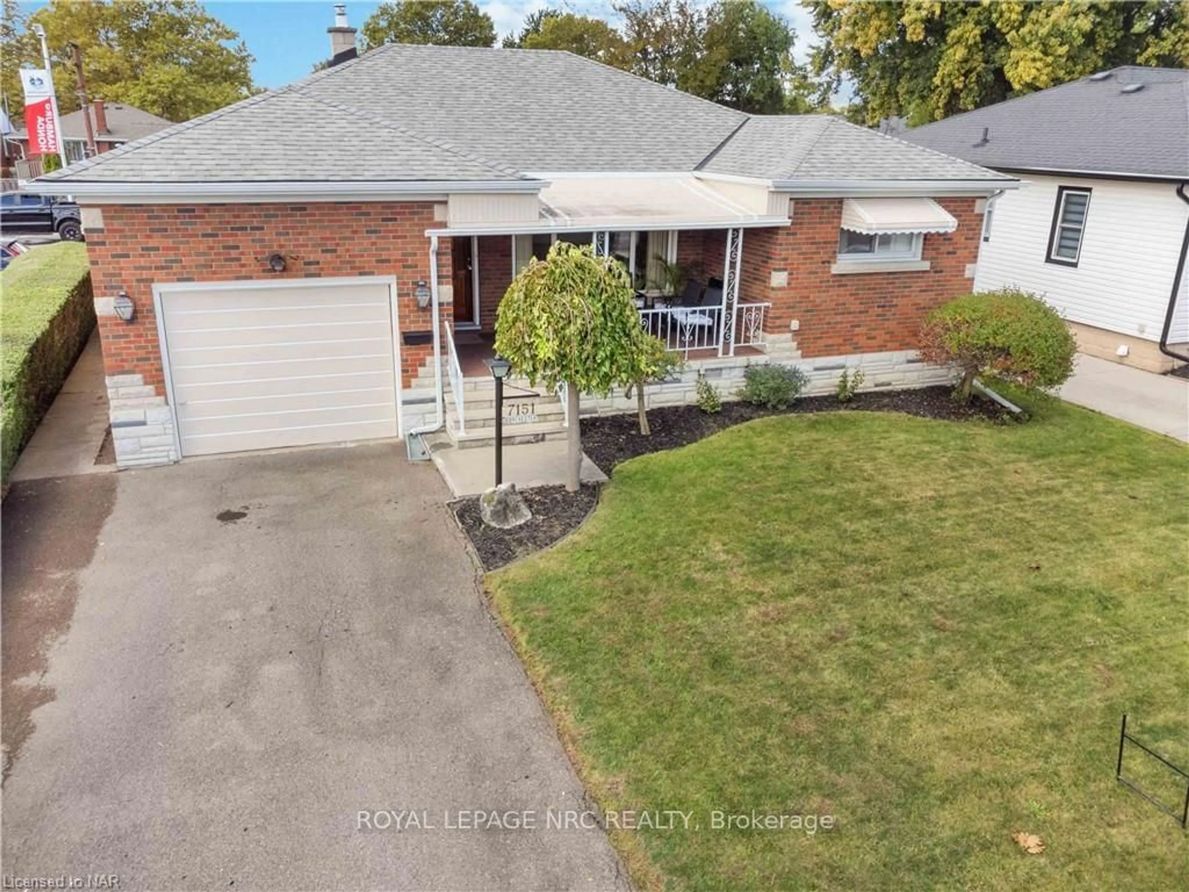 Frontside or backside of a home, the street view for 7151 DORCHESTER Rd, Niagara Falls Ontario L2G 5V7