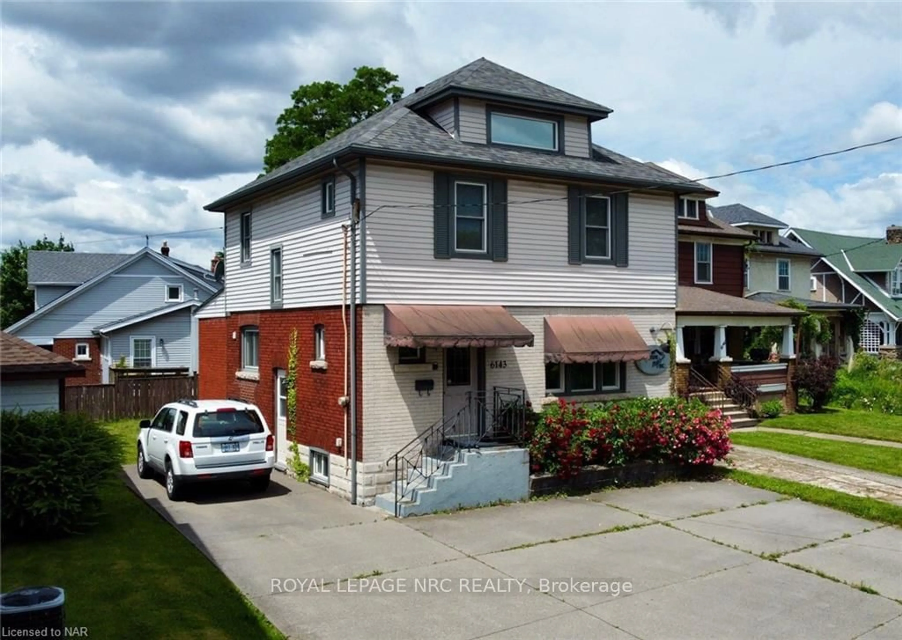 Frontside or backside of a home, the street view for 6143 MAIN St, Niagara Falls Ontario L2G 6A2