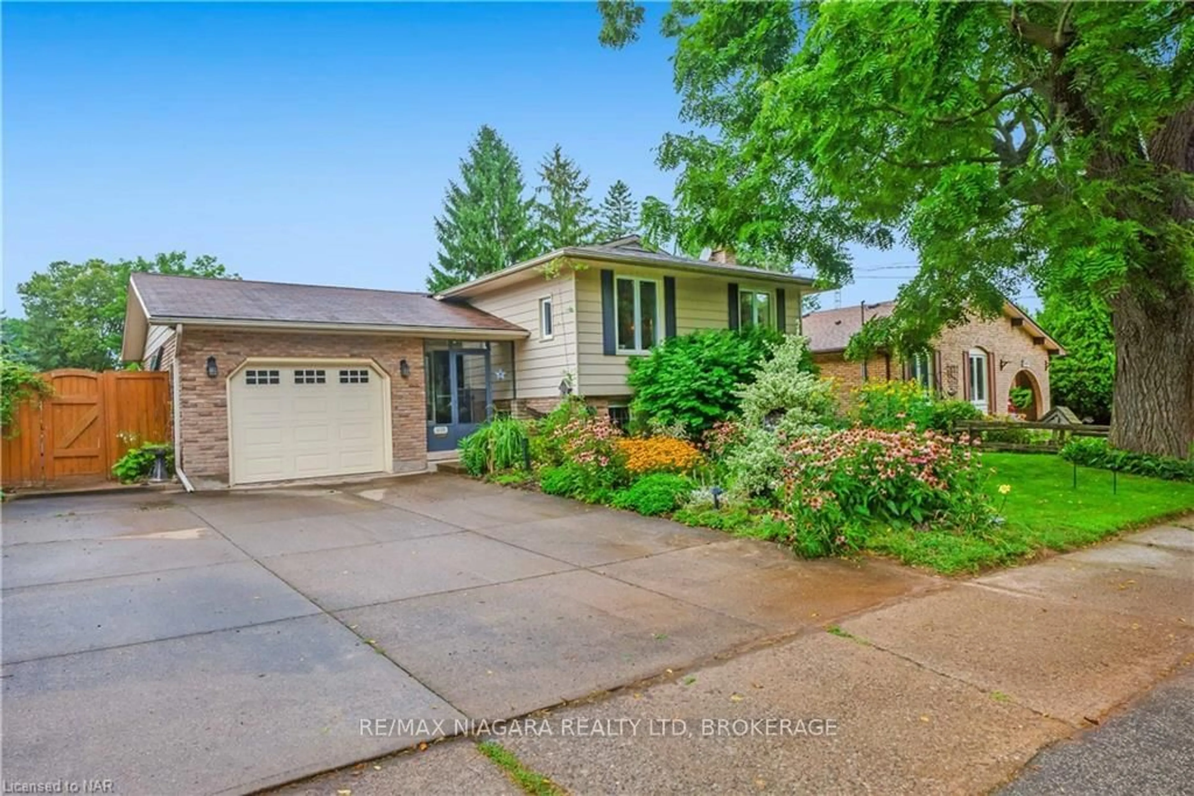 Frontside or backside of a home, the street view for 3195 ST. PATRICK Ave, Niagara Falls Ontario L2J 2N1