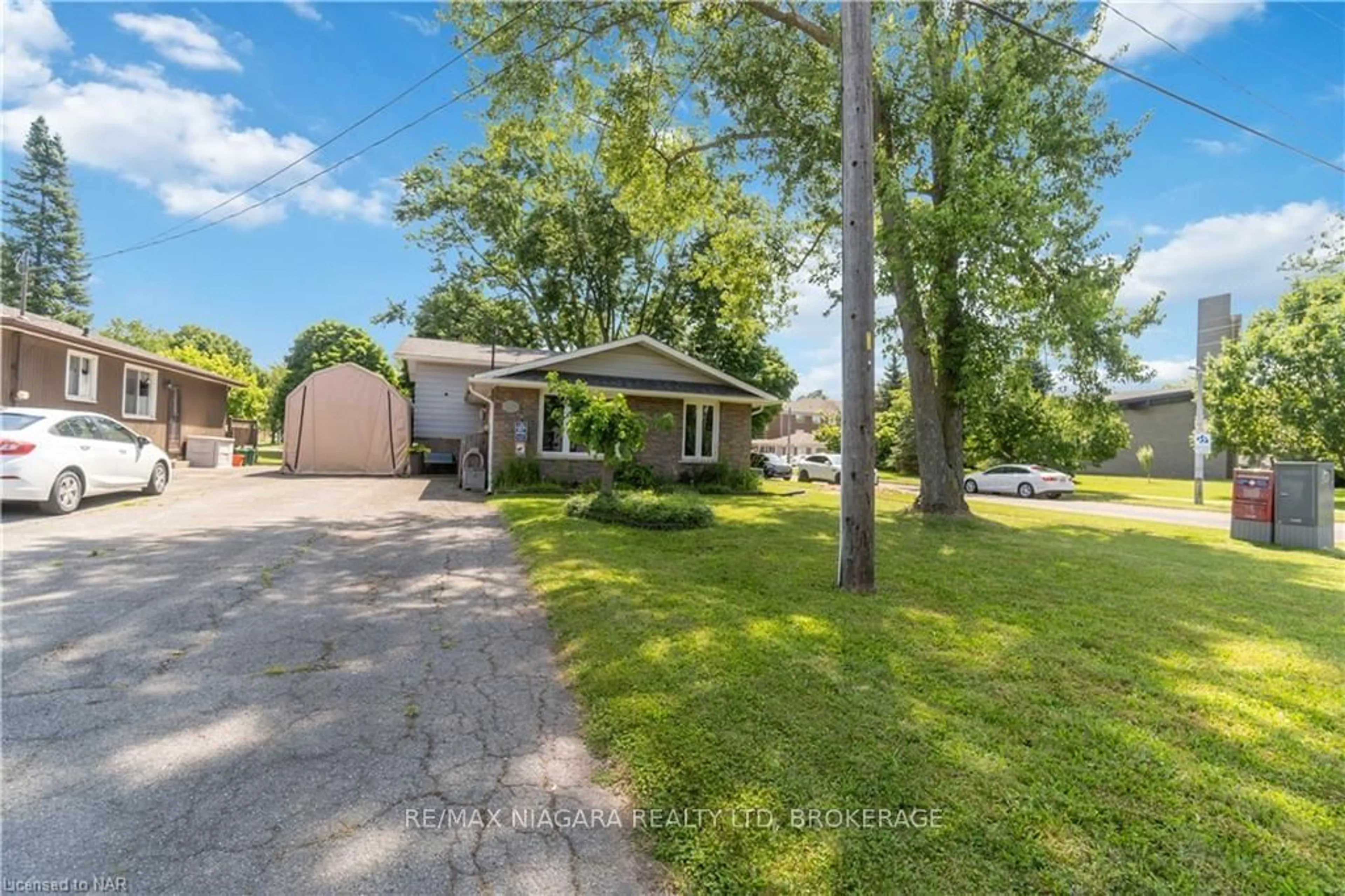 A pic from exterior of the house or condo, the street view for 262 FIRST Ave, Welland Ontario L3C 1Y8