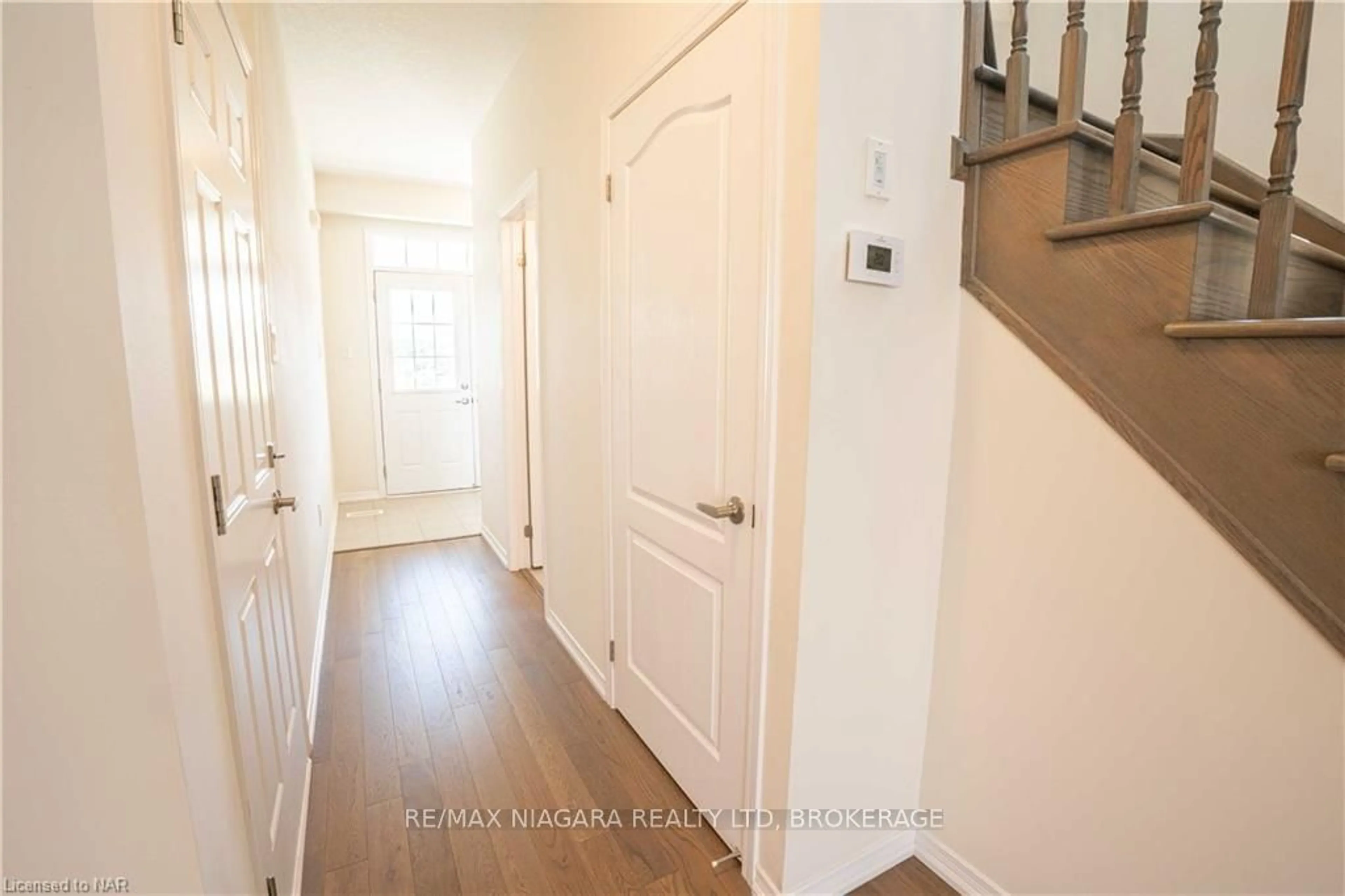 Indoor entryway, wood floors for 8767 SOURGUM Ave, Niagara Falls Ontario L2H 3S3