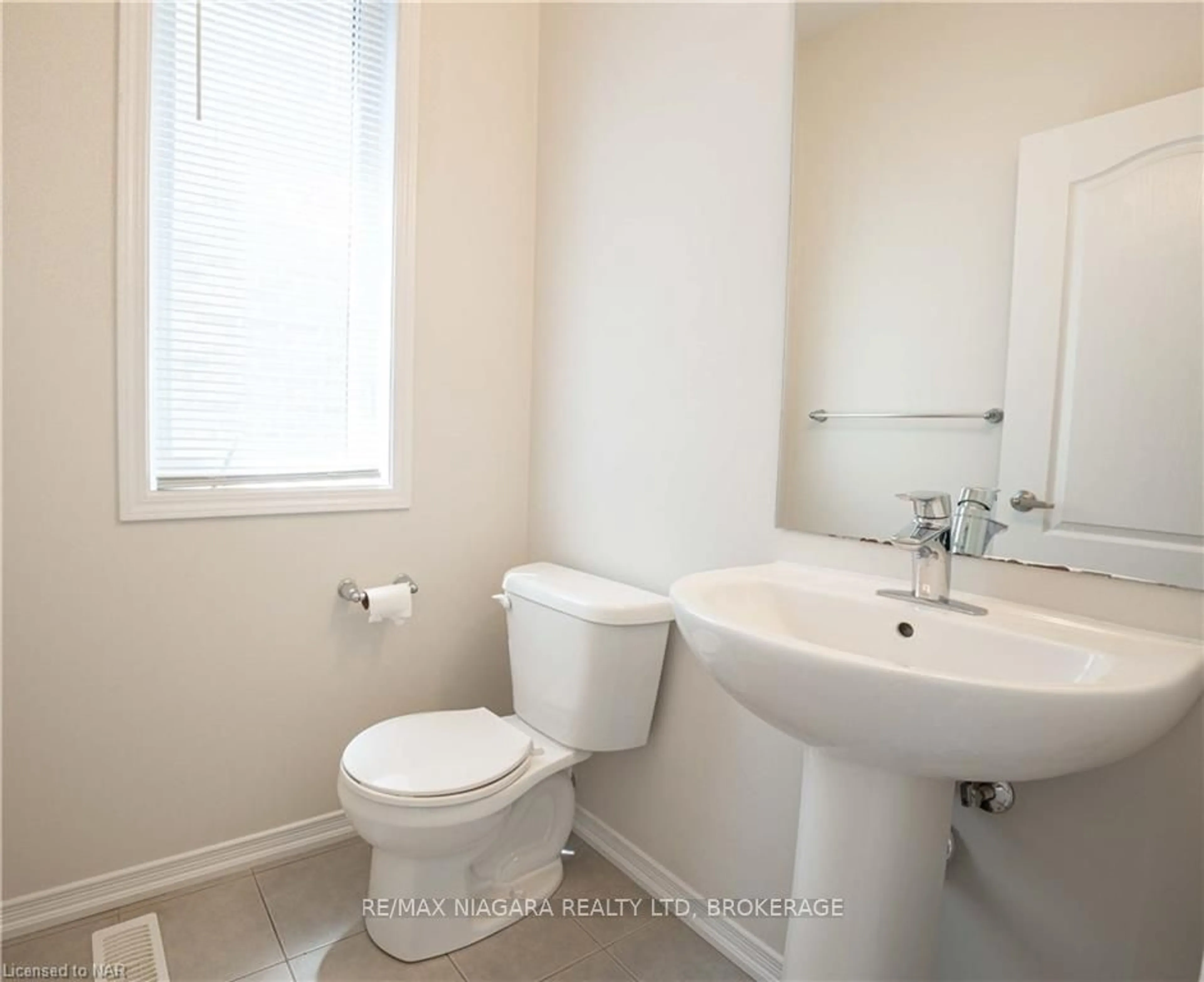 Standard bathroom for 8767 SOURGUM Ave, Niagara Falls Ontario L2H 3S3