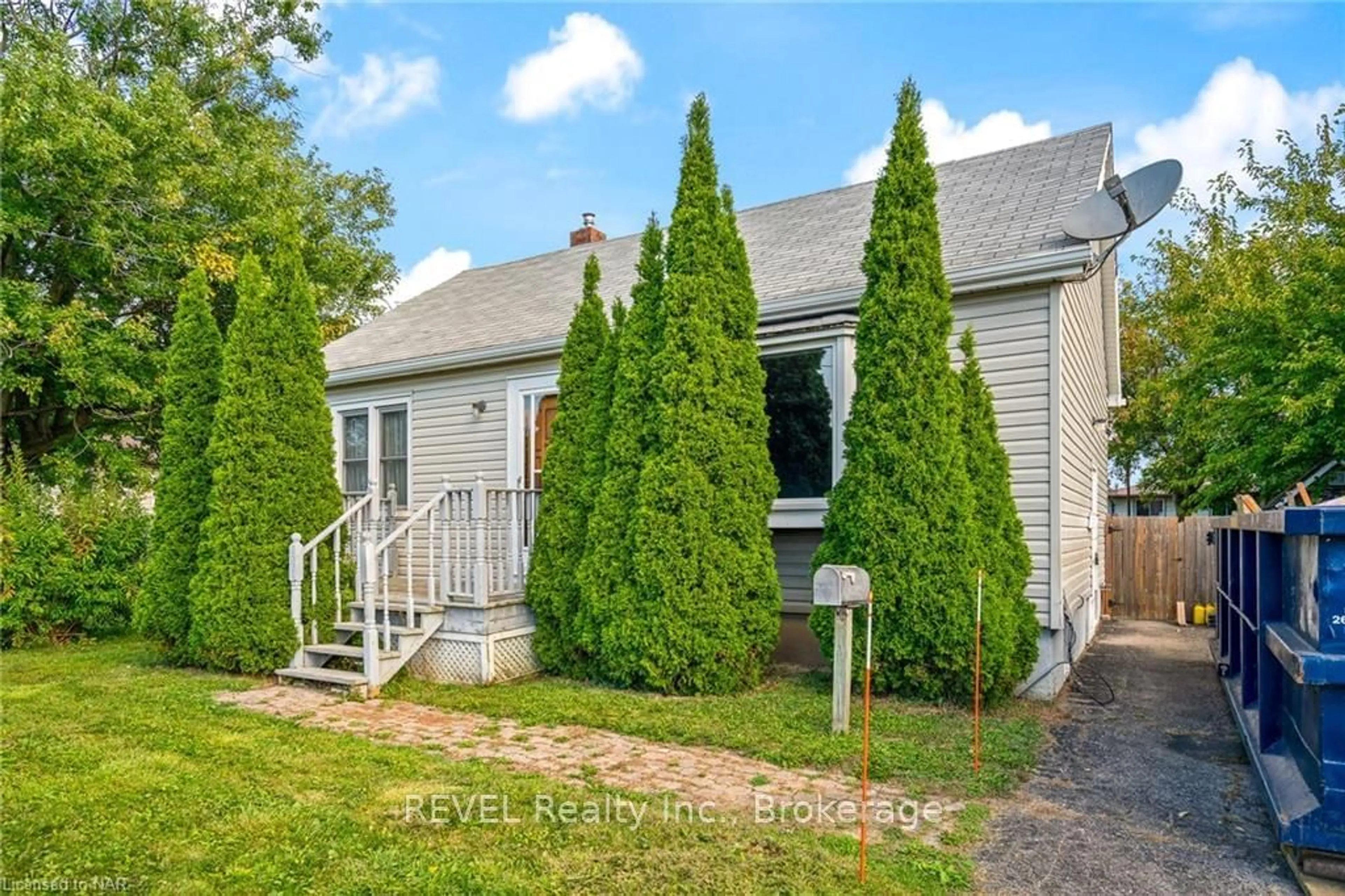 Frontside or backside of a home, cottage for 36 KINSEY St, St. Catharines Ontario L2S 1E1