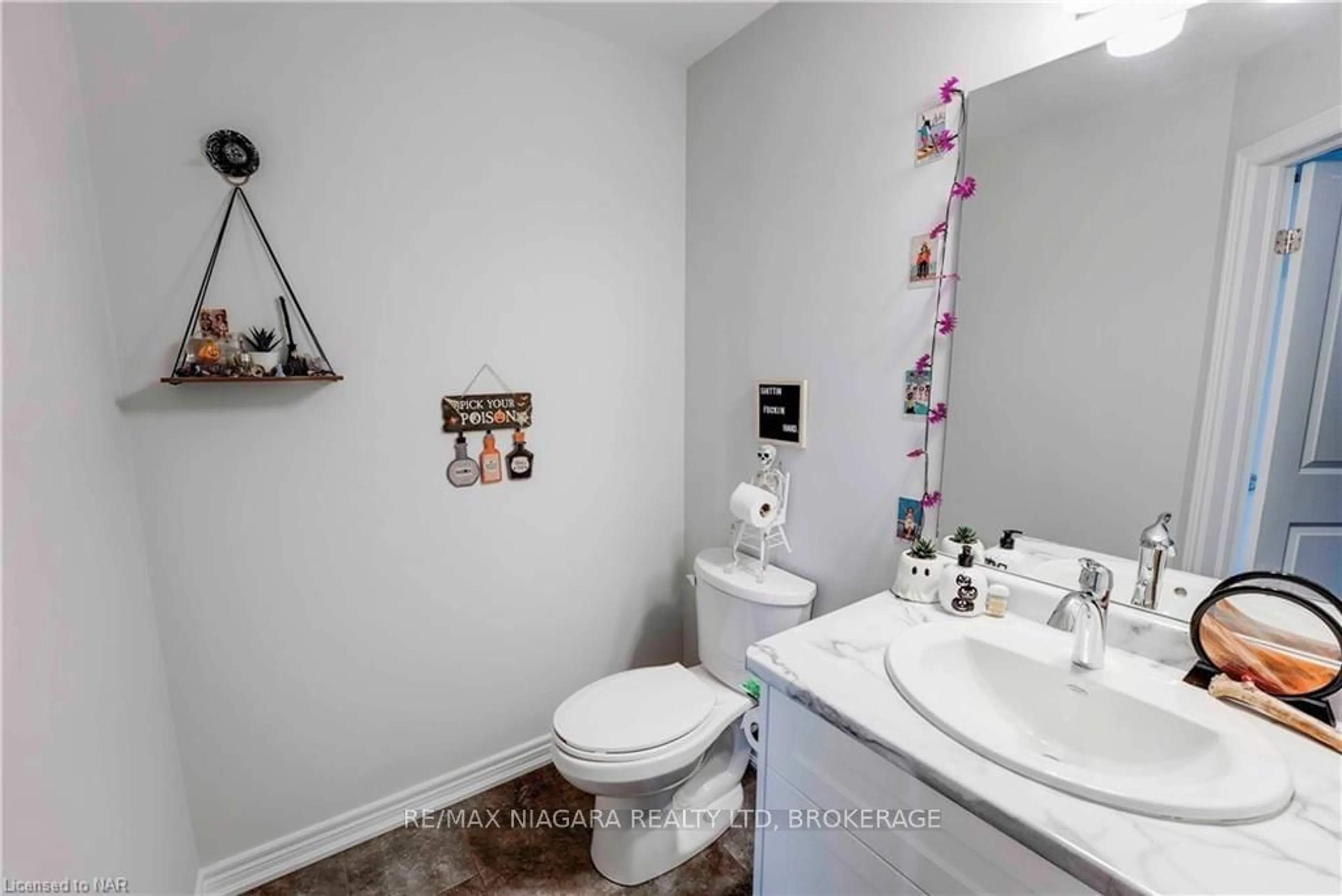 Standard bathroom, not visible floor for 7125 PARSA St, Niagara Falls Ontario L2H 3T2