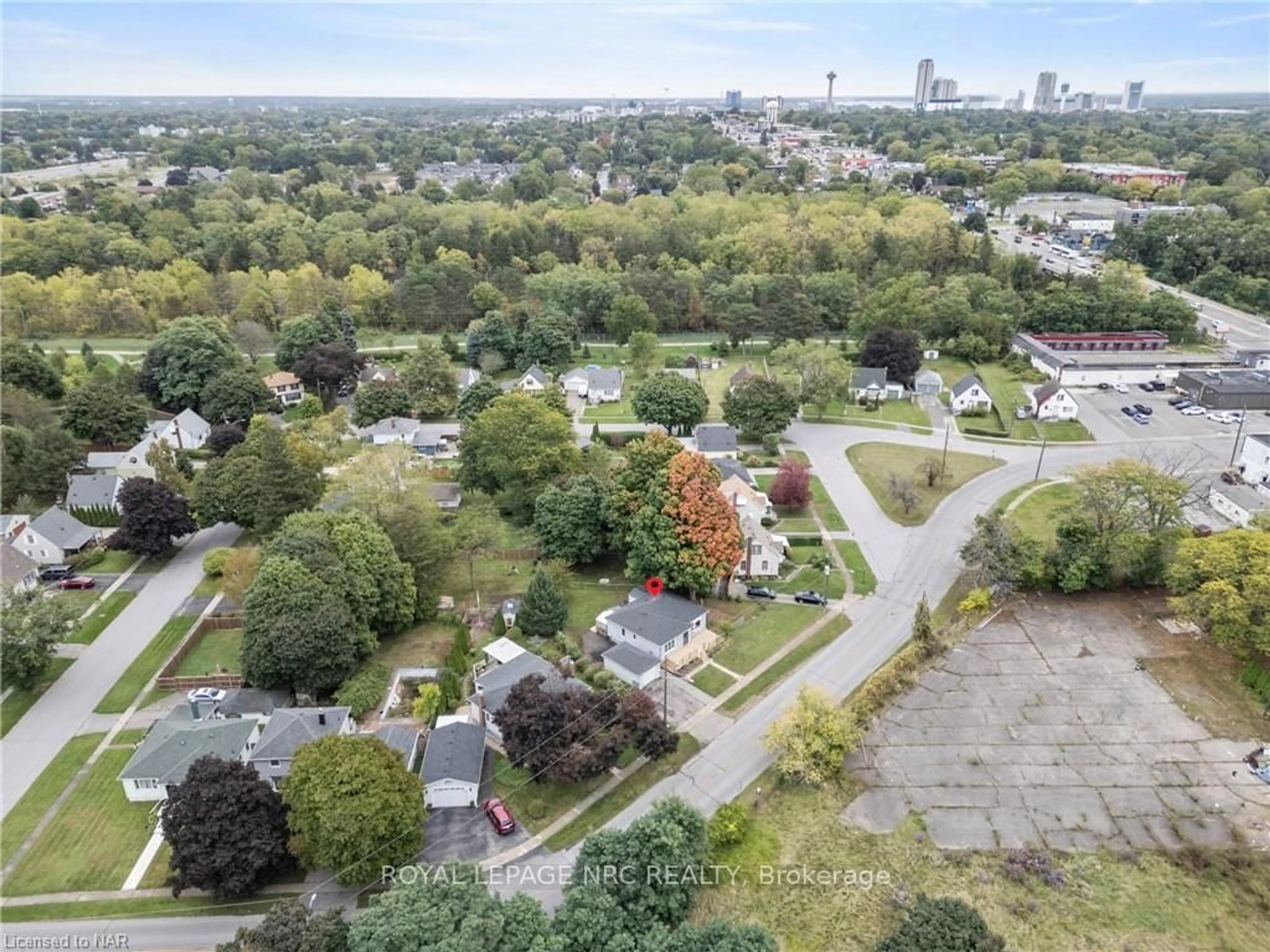 A pic from outside/outdoor area/front of a property/back of a property/a pic from drone, city buildings view from balcony for 5648 ROYAL MANOR Dr, Niagara Falls Ontario L2G 1E8