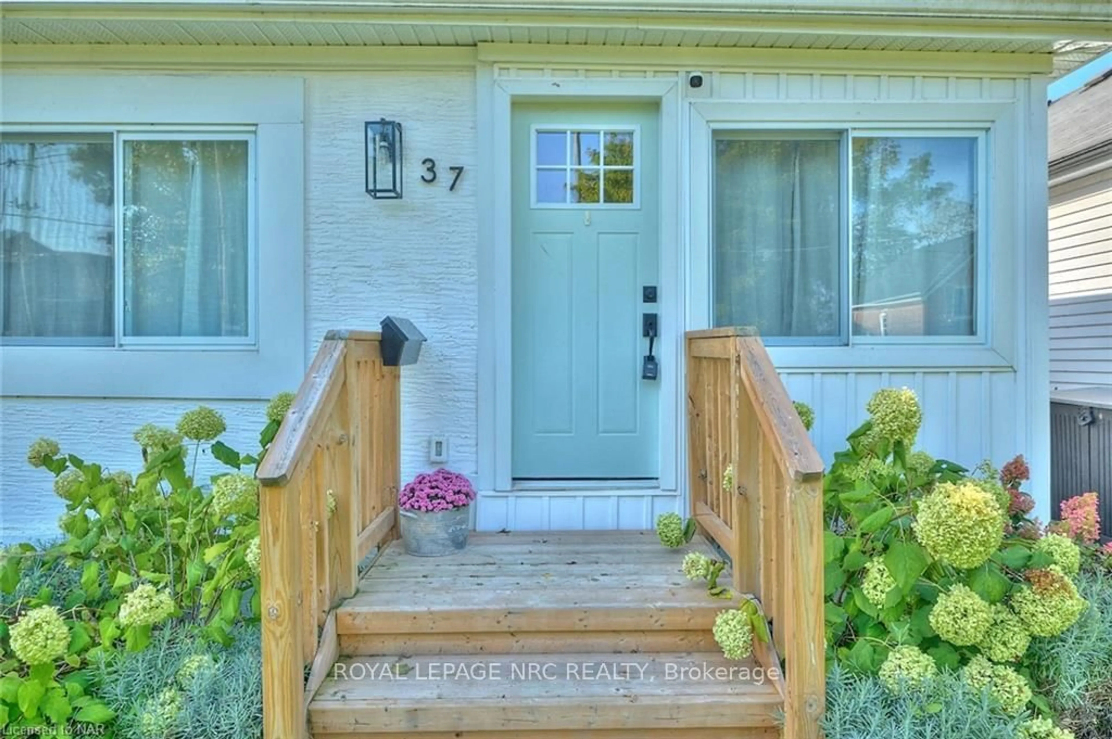 Indoor entryway, wood floors for 37 LOCK St, St. Catharines Ontario L2N 5B8